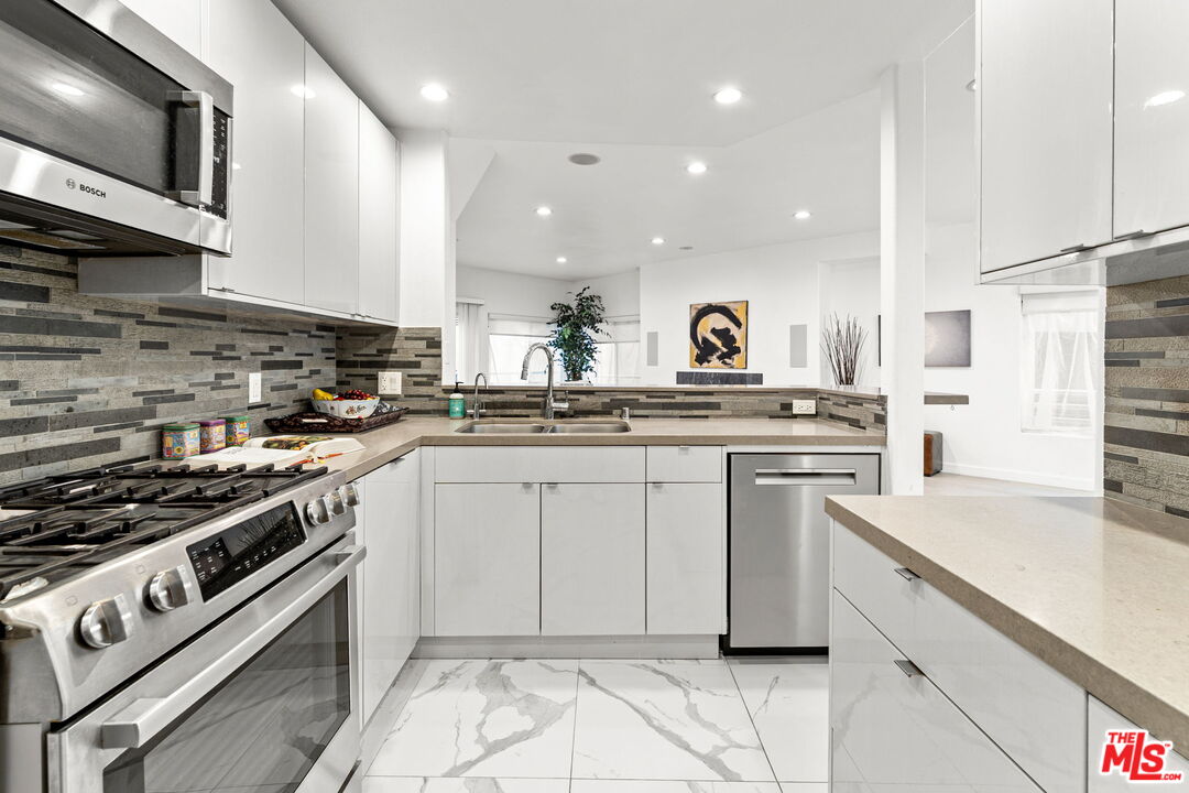 Los Angeles, California, 90049, United States, 2 Bedrooms Bedrooms, ,3 BathroomsBathrooms,Residential,For Sale,2003459