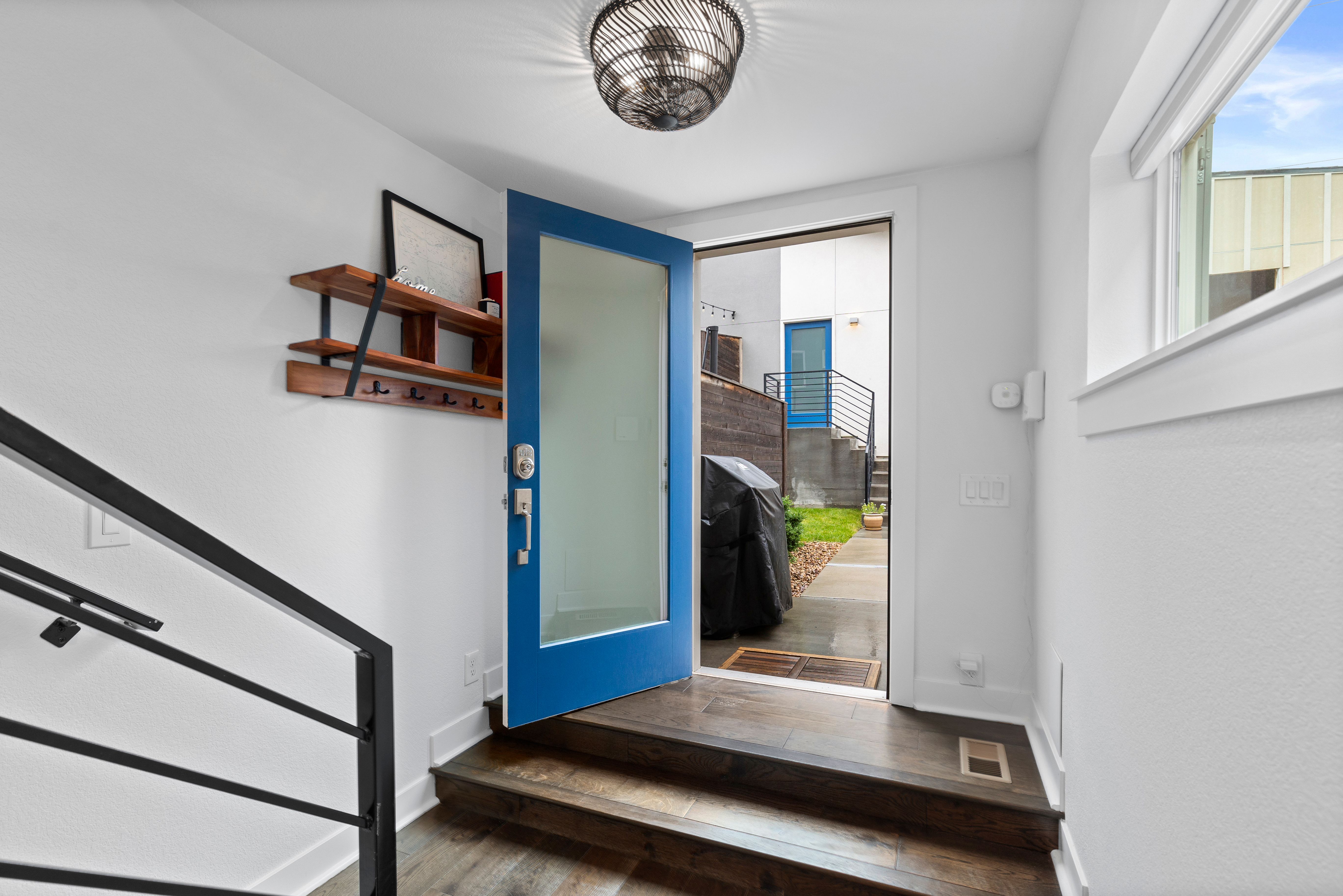  Sleek, architecturally refined end-unit duplex - 物件實景