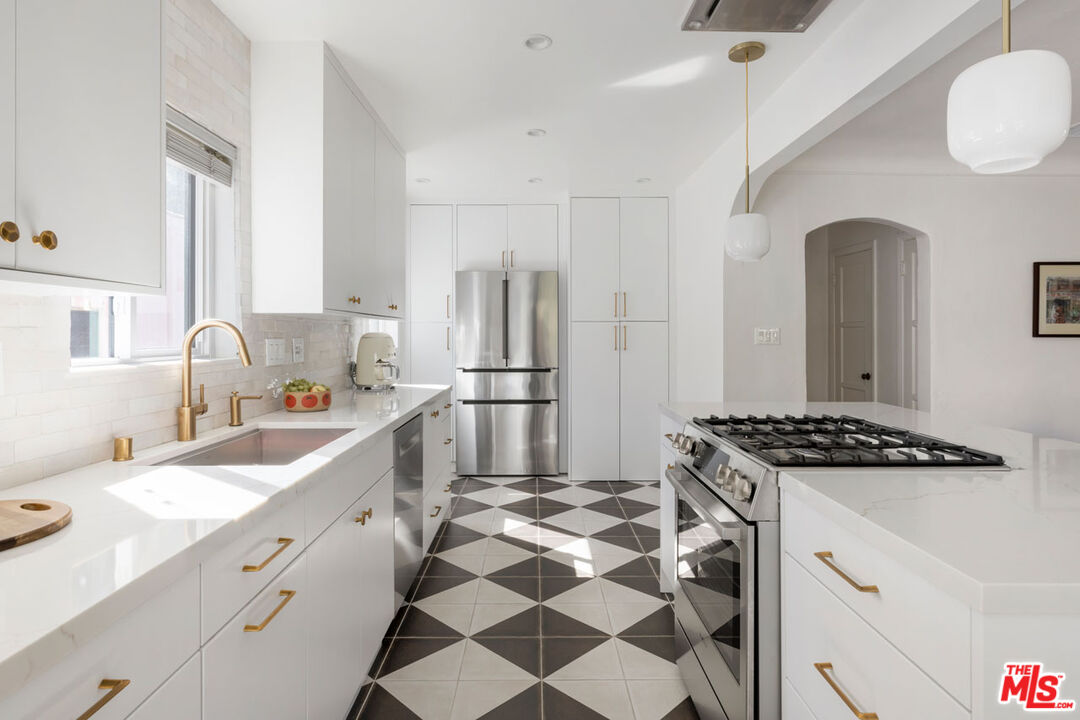Los Angeles, California, 90027, United States, 4 Bedrooms Bedrooms, ,3 BathroomsBathrooms,Residential,For Sale,1989477