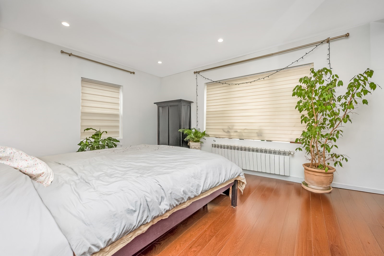 Middle Village, New York, 11379, United States, 3 Bedrooms Bedrooms, ,2 BathroomsBathrooms,Residential,For Sale,2001755