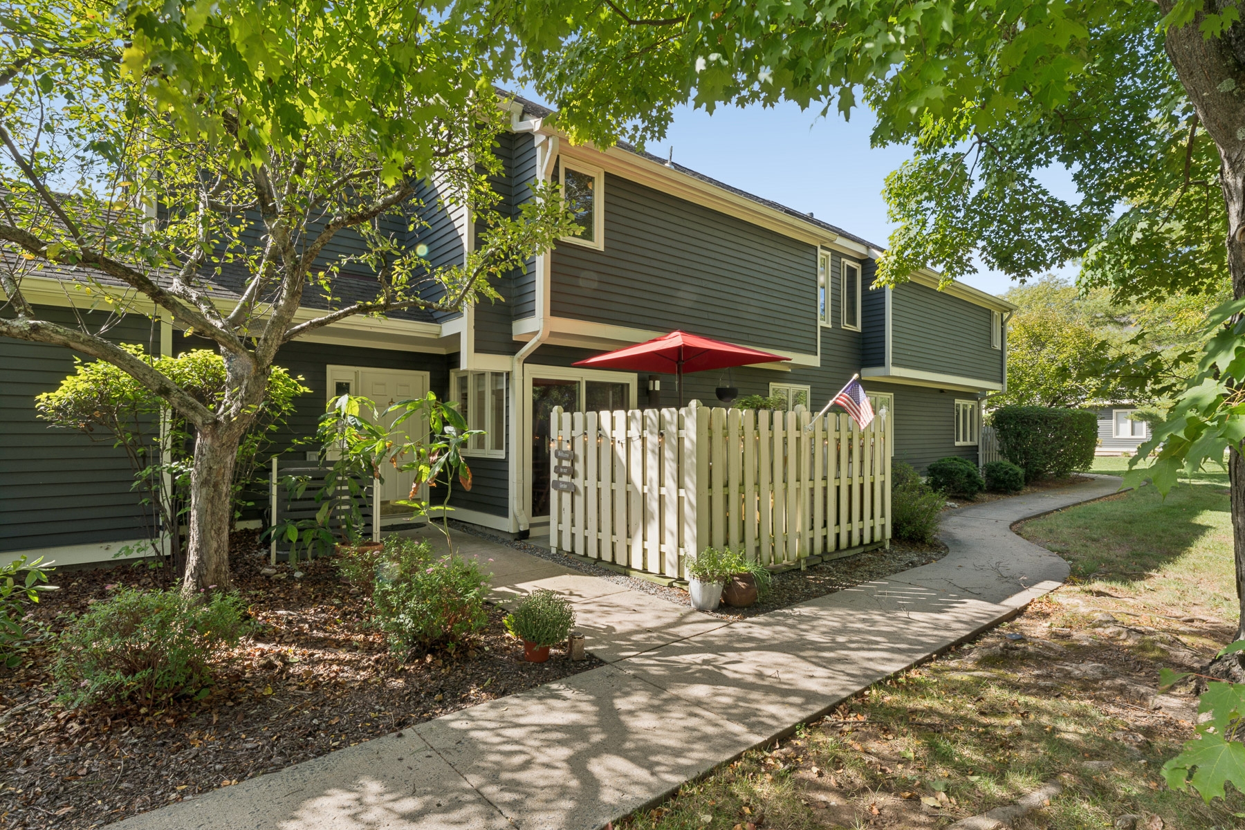  ?Lord Stirling Village? Beautifully Updated Three Bedroom Townhome - 物件實景