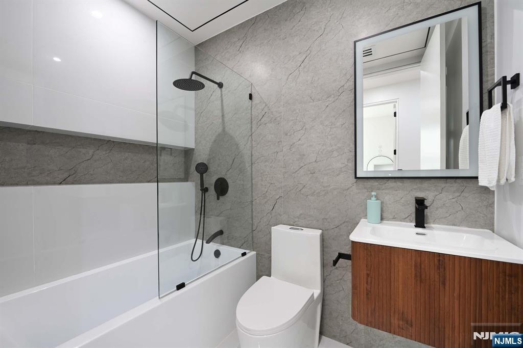 Jersey City, New Jersey, 07305, United States, 3 Bedrooms Bedrooms, ,2 BathroomsBathrooms,Residential,For Sale,1907522