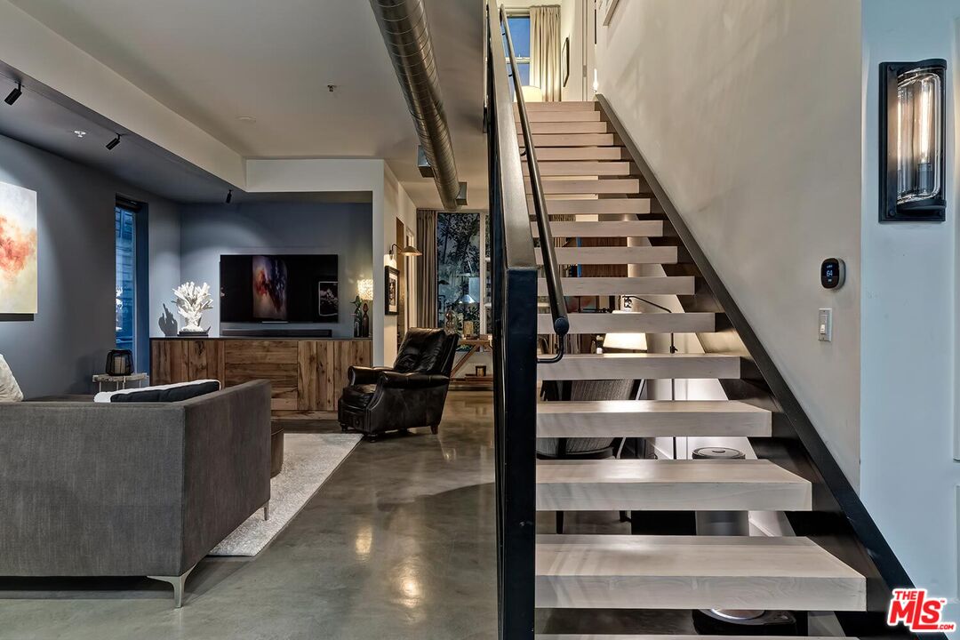 West Hollywood, California, 90069, United States, 2 Bedrooms Bedrooms, ,2 BathroomsBathrooms,Residential,For Sale,1760061
