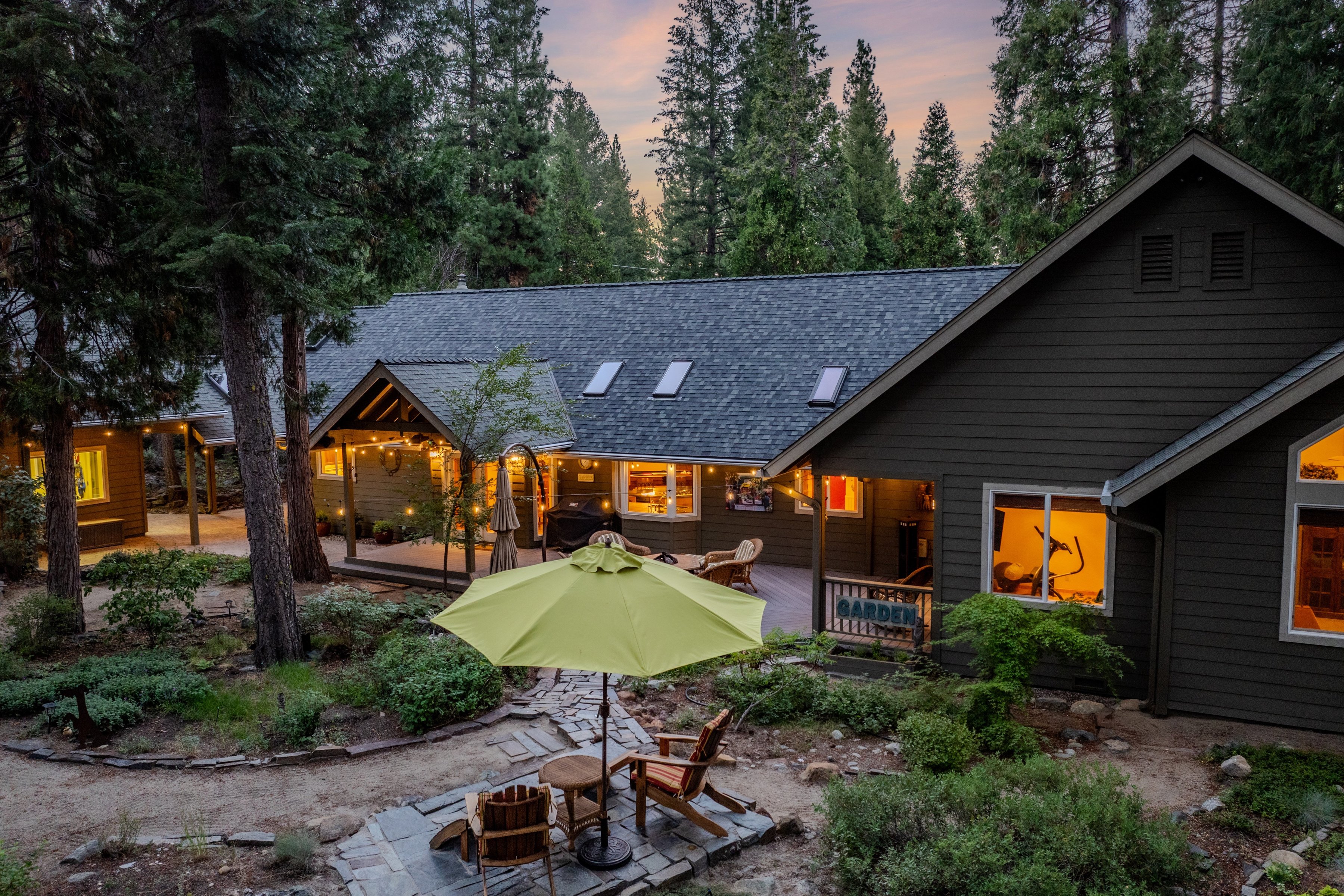  Luxury Mountain Retreat with Guest House on 1 Acre in the Heart of Graeagle - 物件實景