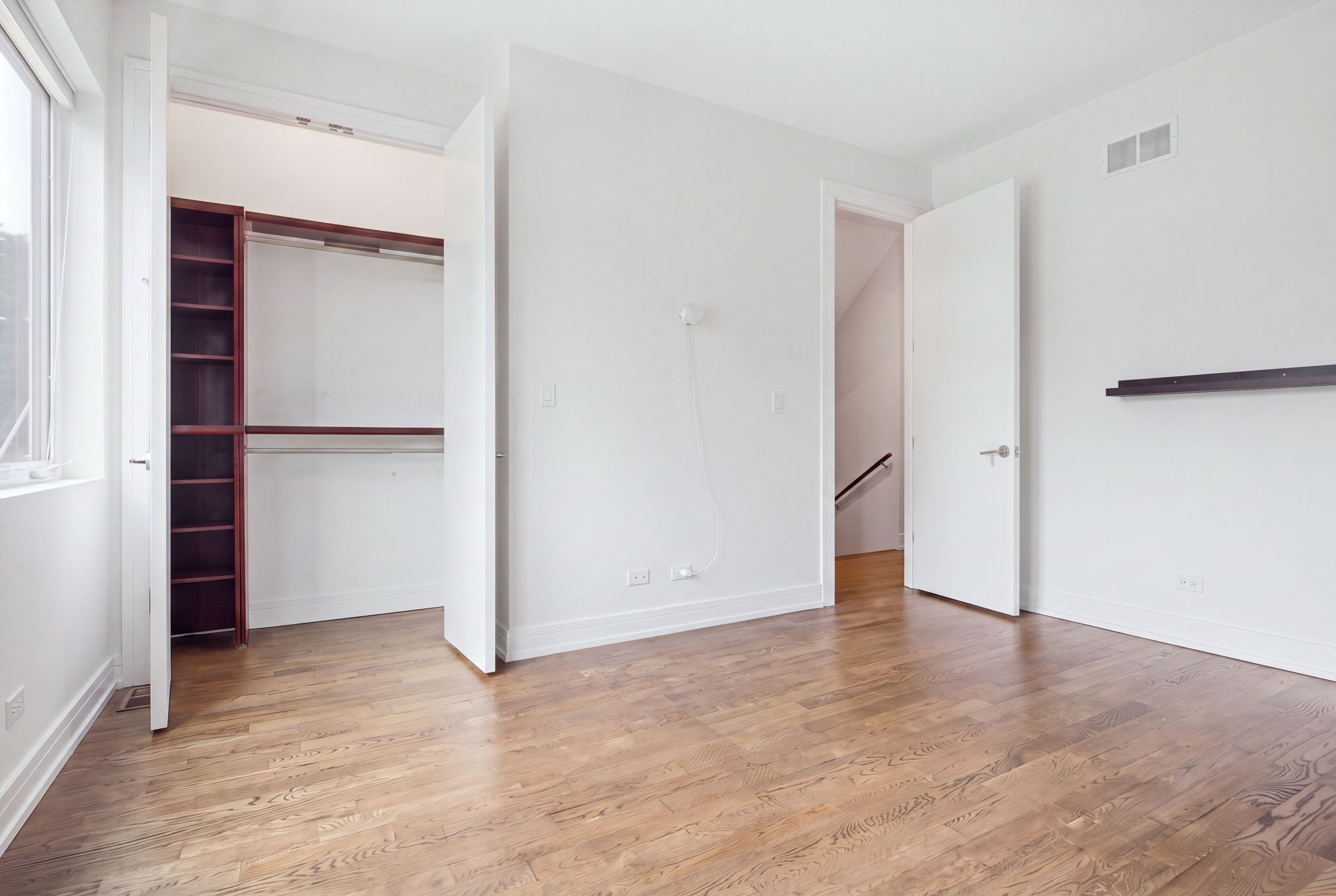 Welcome to This Stunning Three-Story Townhome - 物件實景
