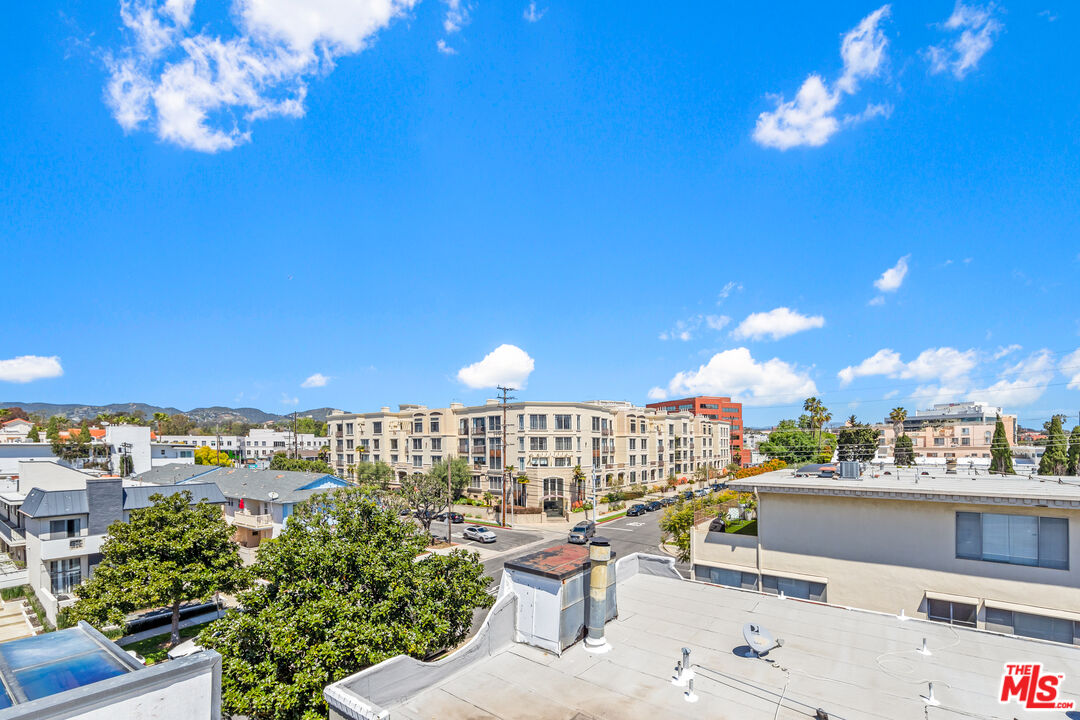 Los Angeles, California, 90049, United States, 3 Bedrooms Bedrooms, ,3 BathroomsBathrooms,Residential,For Sale,1890284