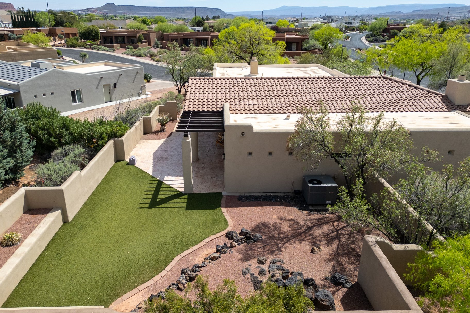  Former Parade Home in Lava Cove of Entrada Country Club - 物件實景