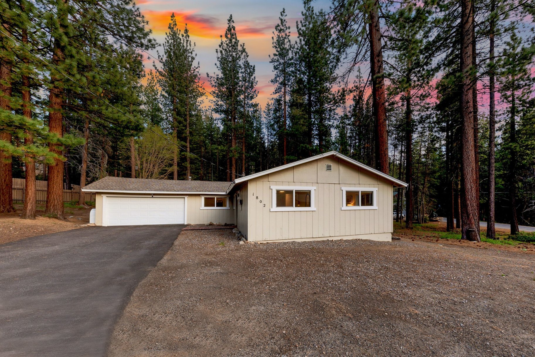 Move-In Ready 4 Bedroom Beauty  2022 Remodel  Fenced Yard, Forest Setting - 物件實景