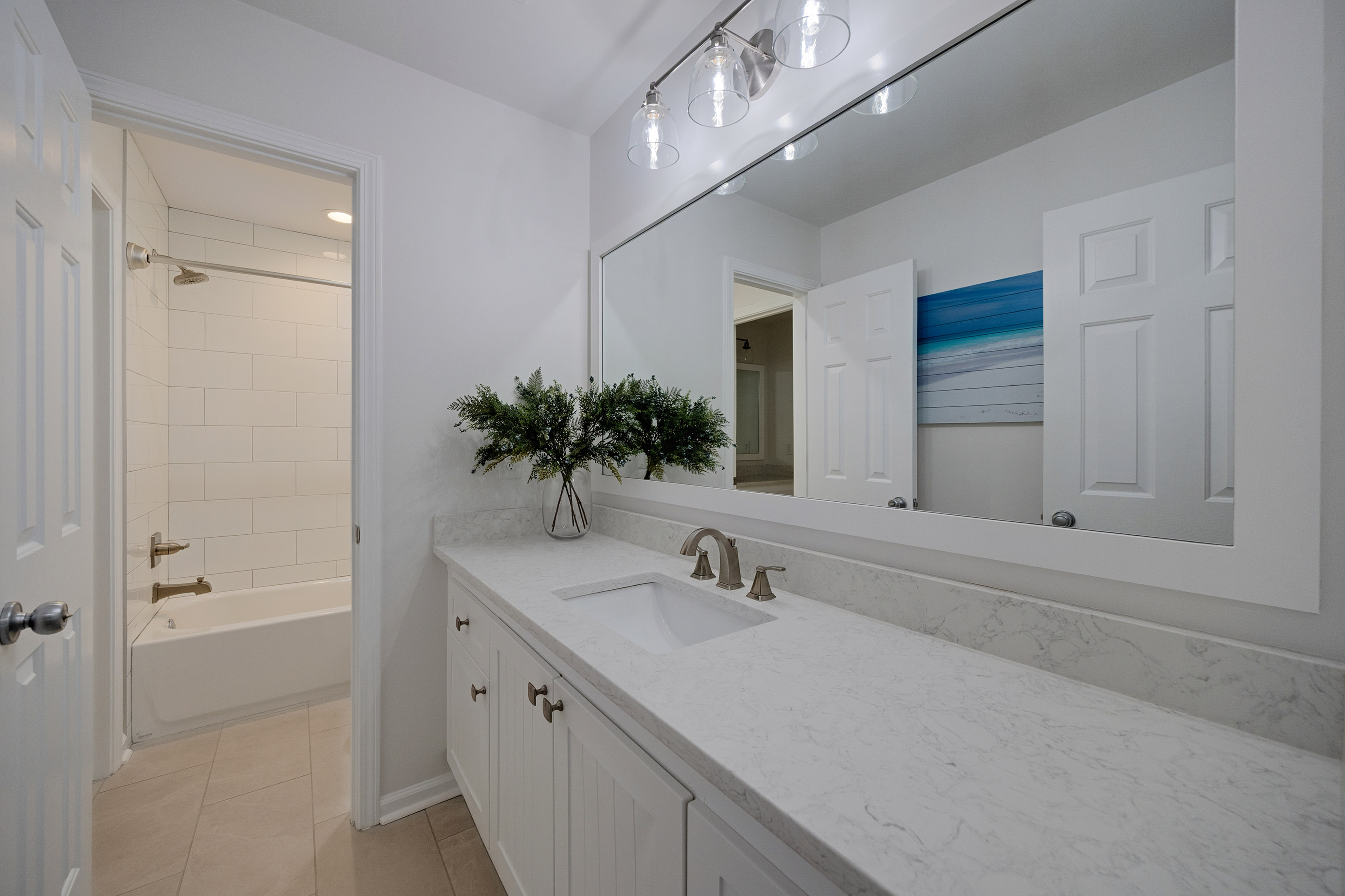  Stunning Craftsman-Style Home Featuring a Desirable Primary Suite on Main Level - 物件實景