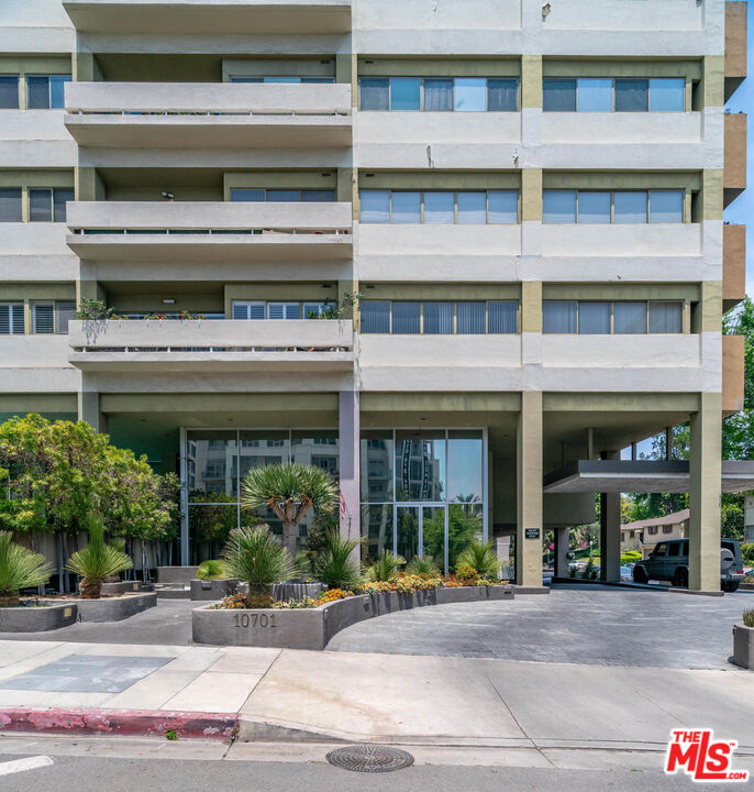Los Angeles, California, 90024, United States, 2 Bedrooms Bedrooms, ,2 BathroomsBathrooms,Residential,For Sale,1891333