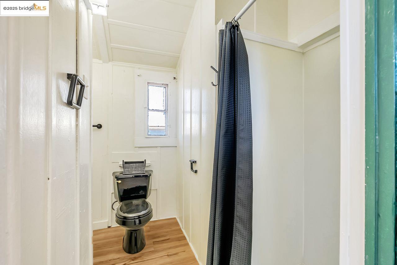 Oakland, California, 94608, United States, 6 Bedrooms Bedrooms, ,3 BathroomsBathrooms,Residential,For Sale,1939780