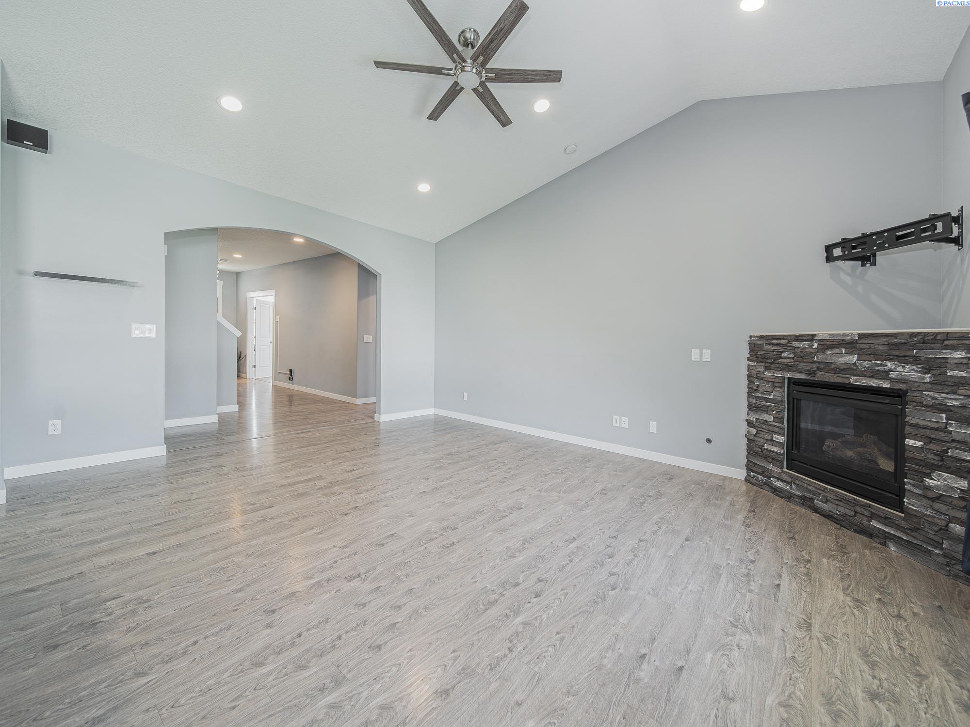 Pasco, Washington, 99301, United States, 4 Bedrooms Bedrooms, ,3 BathroomsBathrooms,Residential,For Sale,1933417