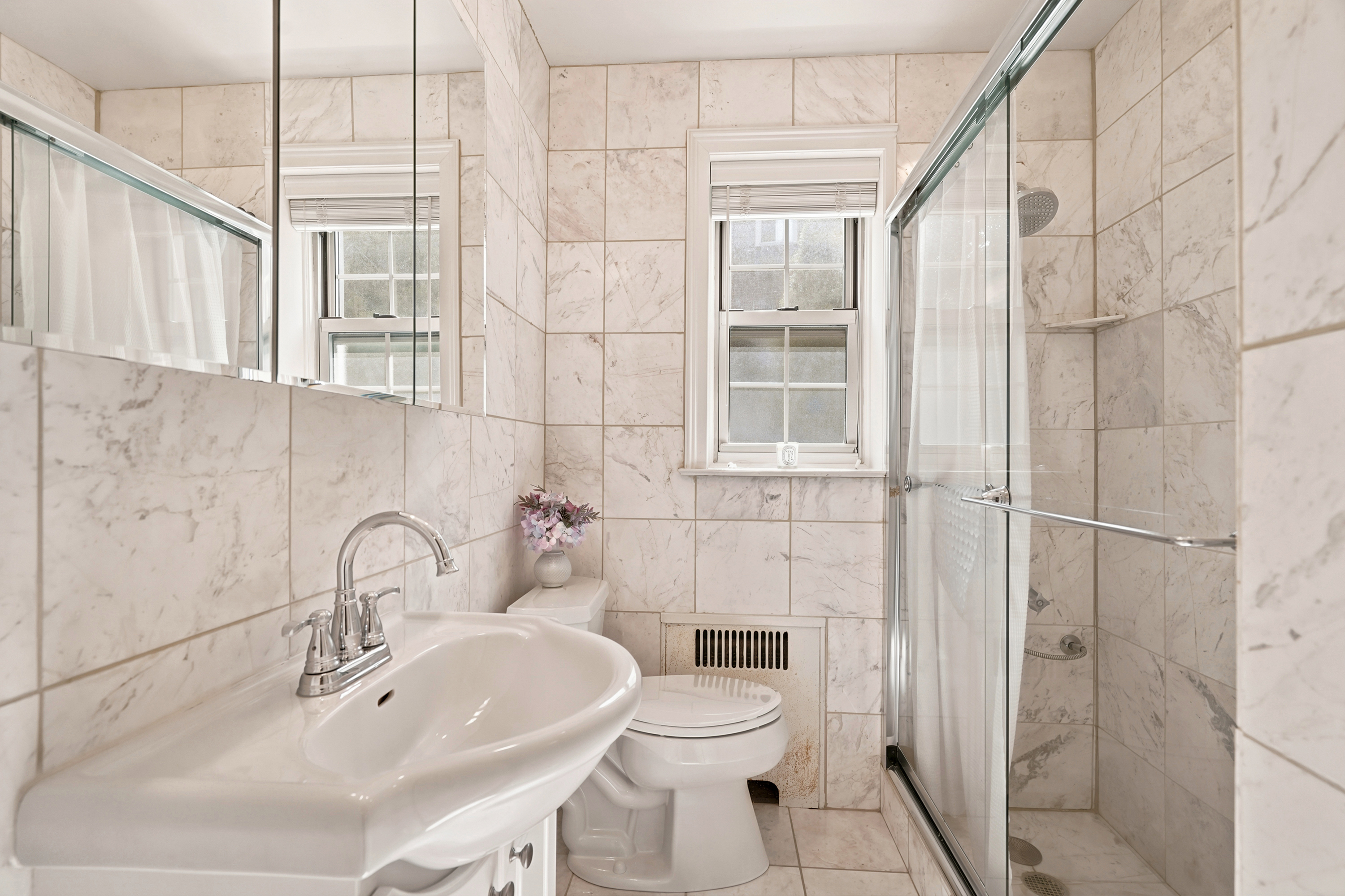  Beautifully updated first-floor studio in the gated Scarsdale Chateaux community - 物件實景