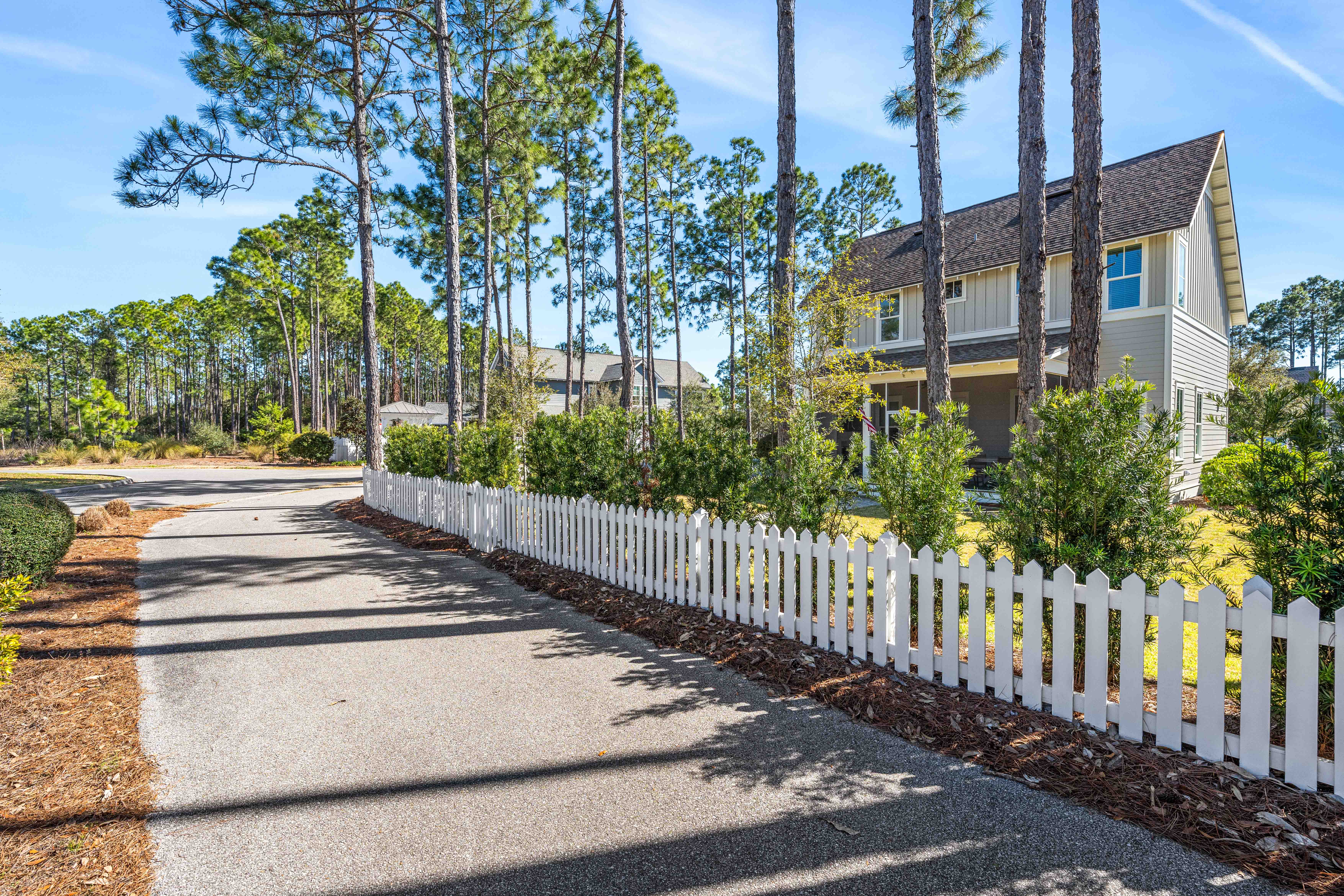  Oversized Corner Lot Home with Carriage House, Screened Porch & Fenced Yard - 物件實景