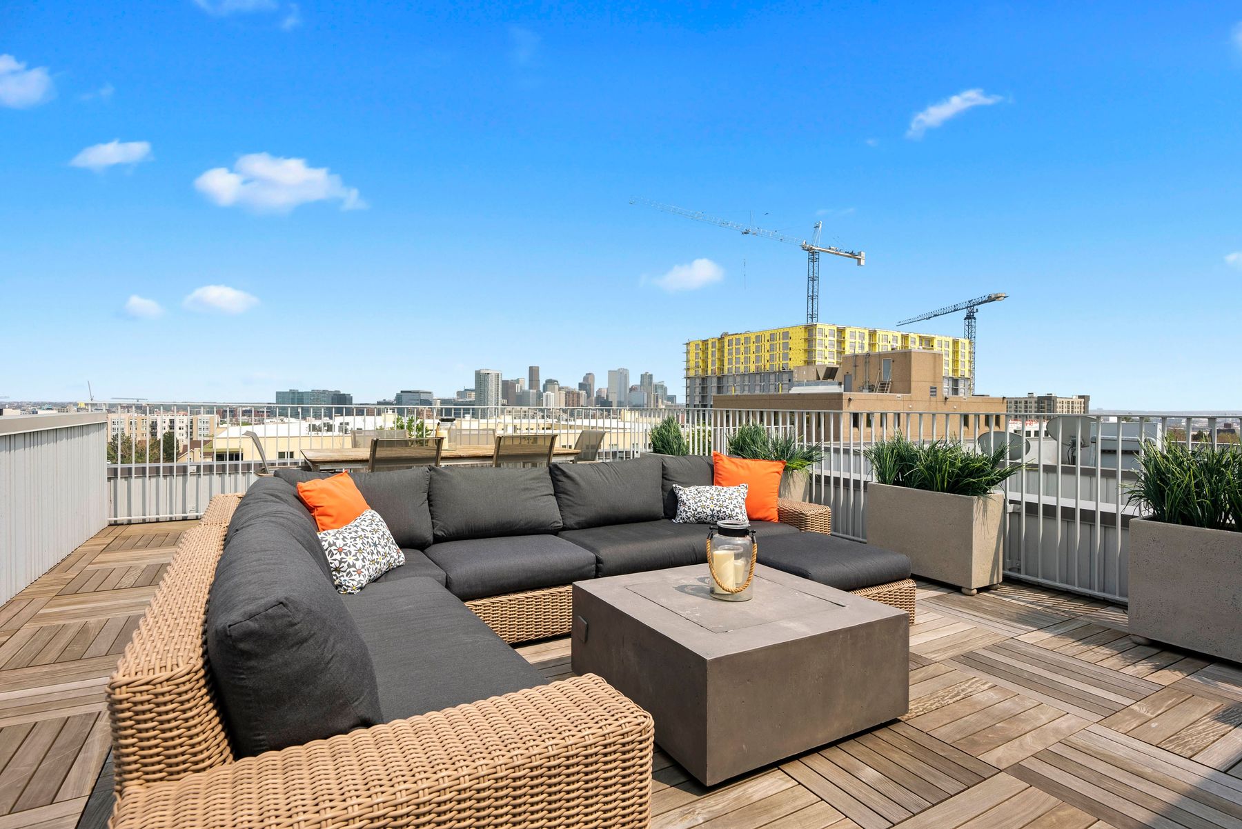  Welcome to this Rare and Stunning Three-Bedroom Penthouse - 物件實景