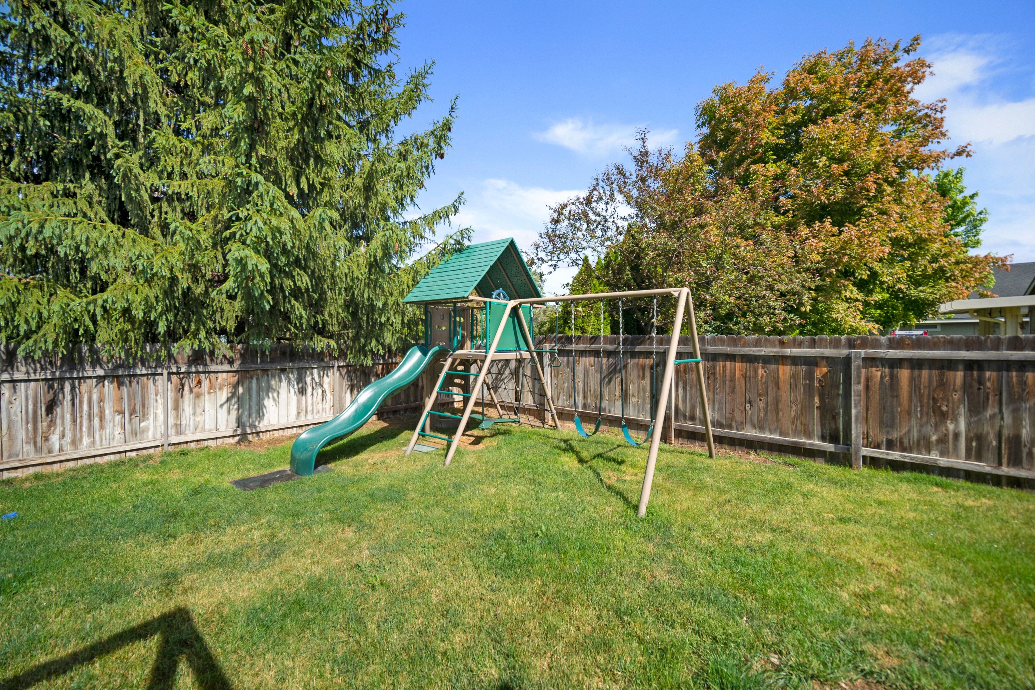  Single-Level Living with Bonus Room and 33’ RV Bay - 物件實景