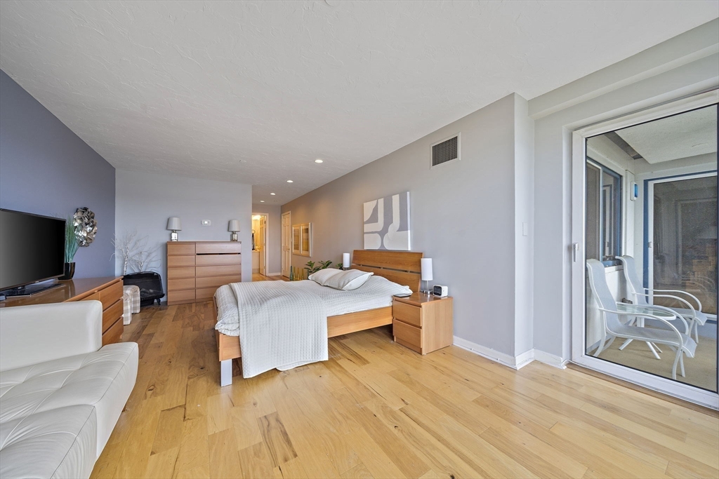 Quincy, Massachusetts, 02171, United States, 2 Bedrooms Bedrooms, ,2 BathroomsBathrooms,Residential,For Sale,1845437