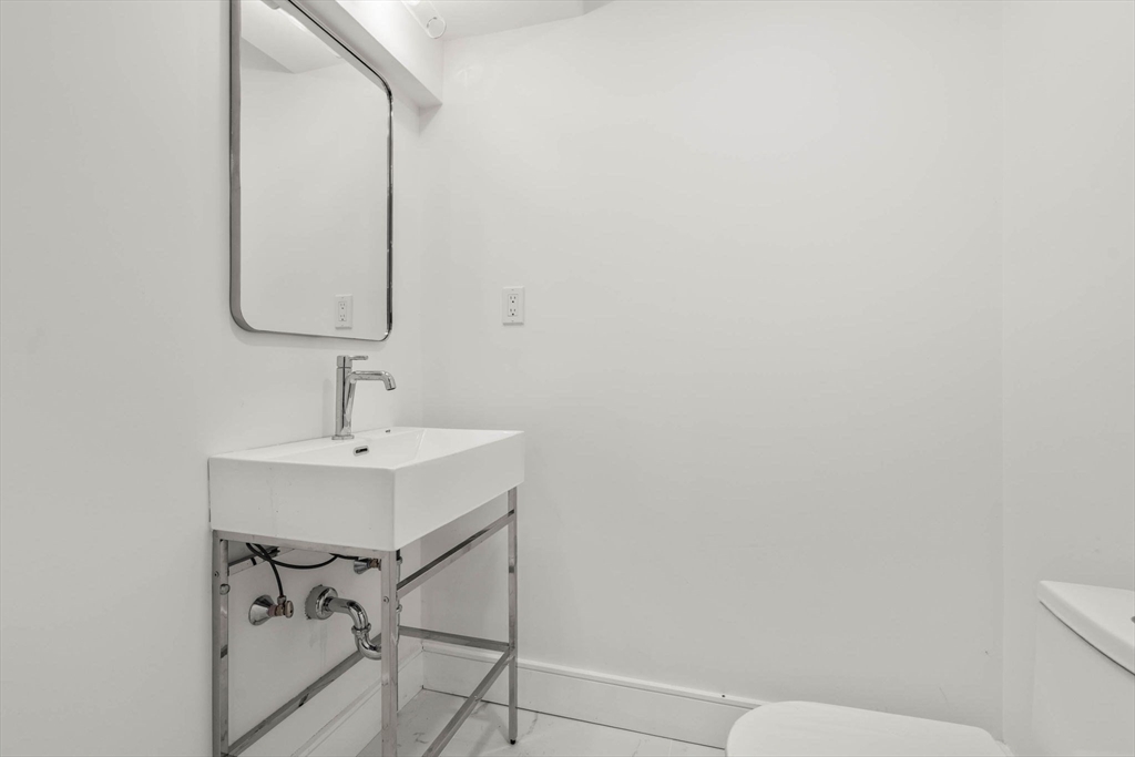 Weston, Massachusetts, 02493, United States, 4 Bedrooms Bedrooms, ,5 BathroomsBathrooms,Residential,For Sale,1989089