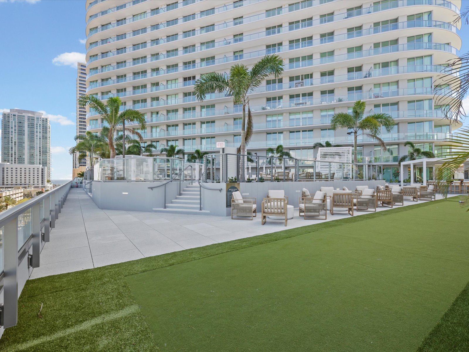 ST Petersburg, Florida, 33701, United States, 2 Bedrooms Bedrooms, ,3 BathroomsBathrooms,Residential,For Sale,2049072