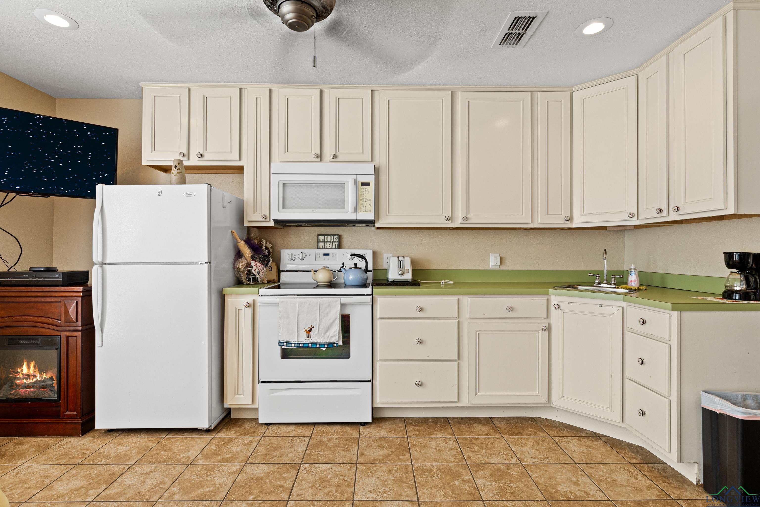 Kilgore, Texas, 75662, United States, 4 Bedrooms Bedrooms, ,3 BathroomsBathrooms,Residential,For Sale,1949860