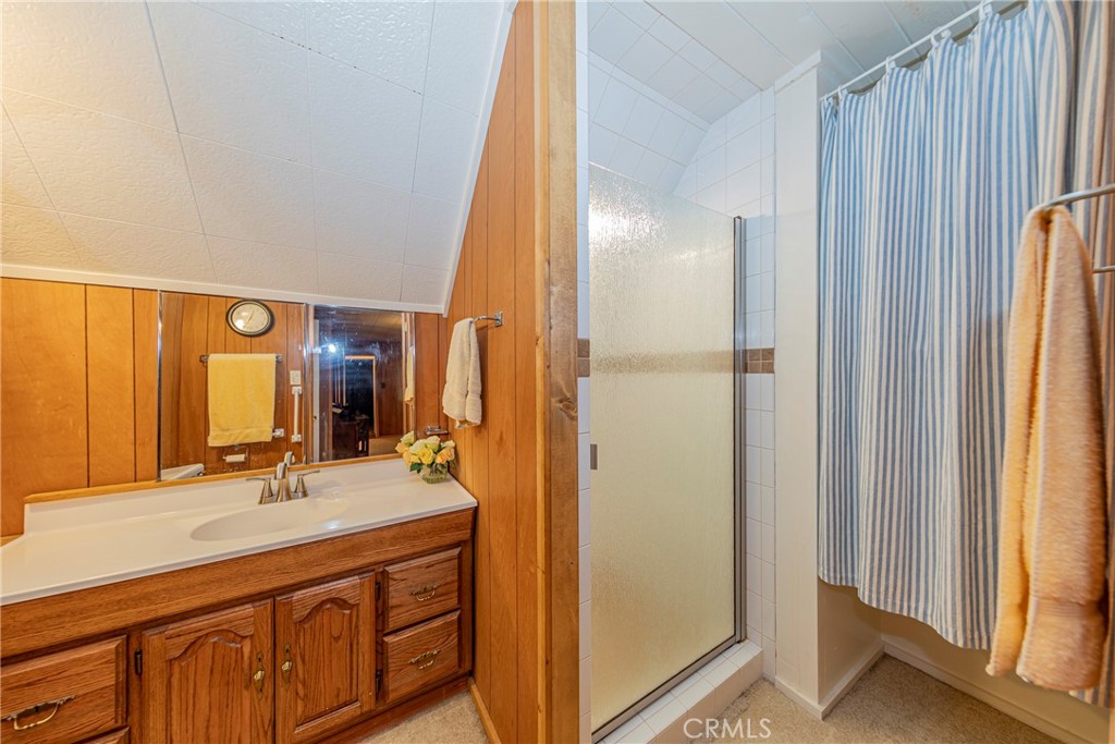 Fish Camp, California, 93623, United States, 5 Bedrooms Bedrooms, ,2 BathroomsBathrooms,Residential,For Sale,1881332