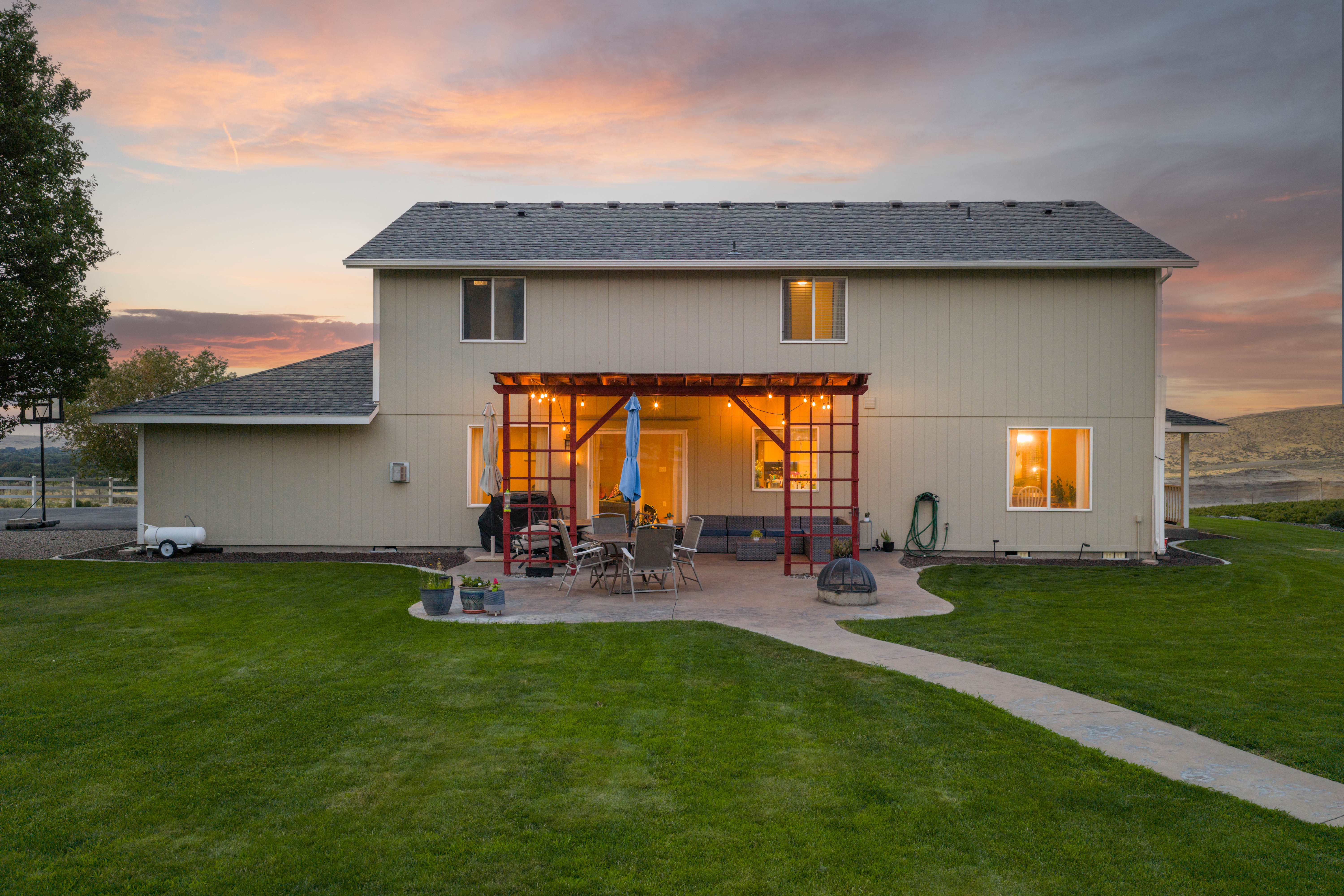  5.4 Acres, Barn, Shop, Pool and Views - 物件實景