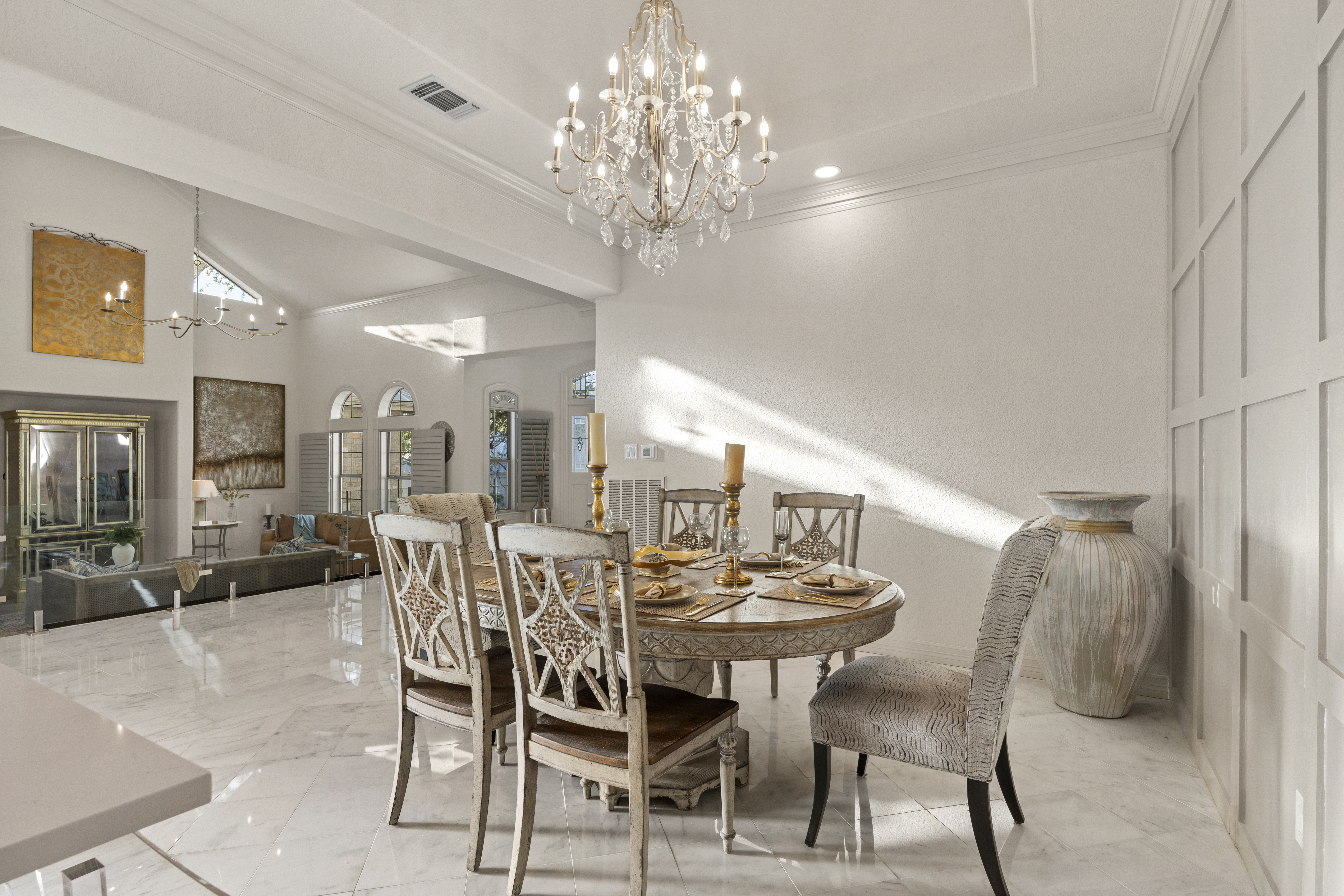  Updated Home with Captivating Interior Features - 物件實景