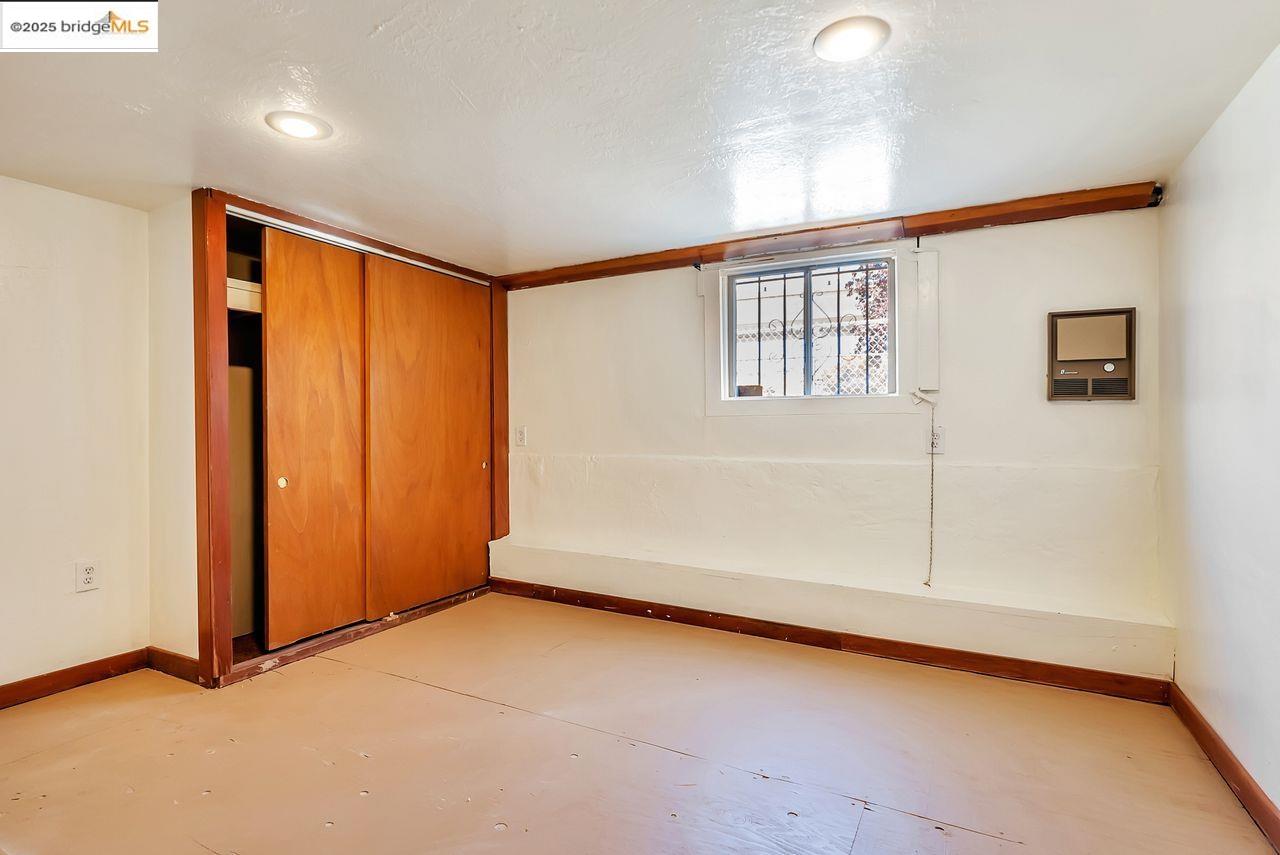 Oakland, California, 94608, United States, 6 Bedrooms Bedrooms, ,3 BathroomsBathrooms,Residential,For Sale,1939780