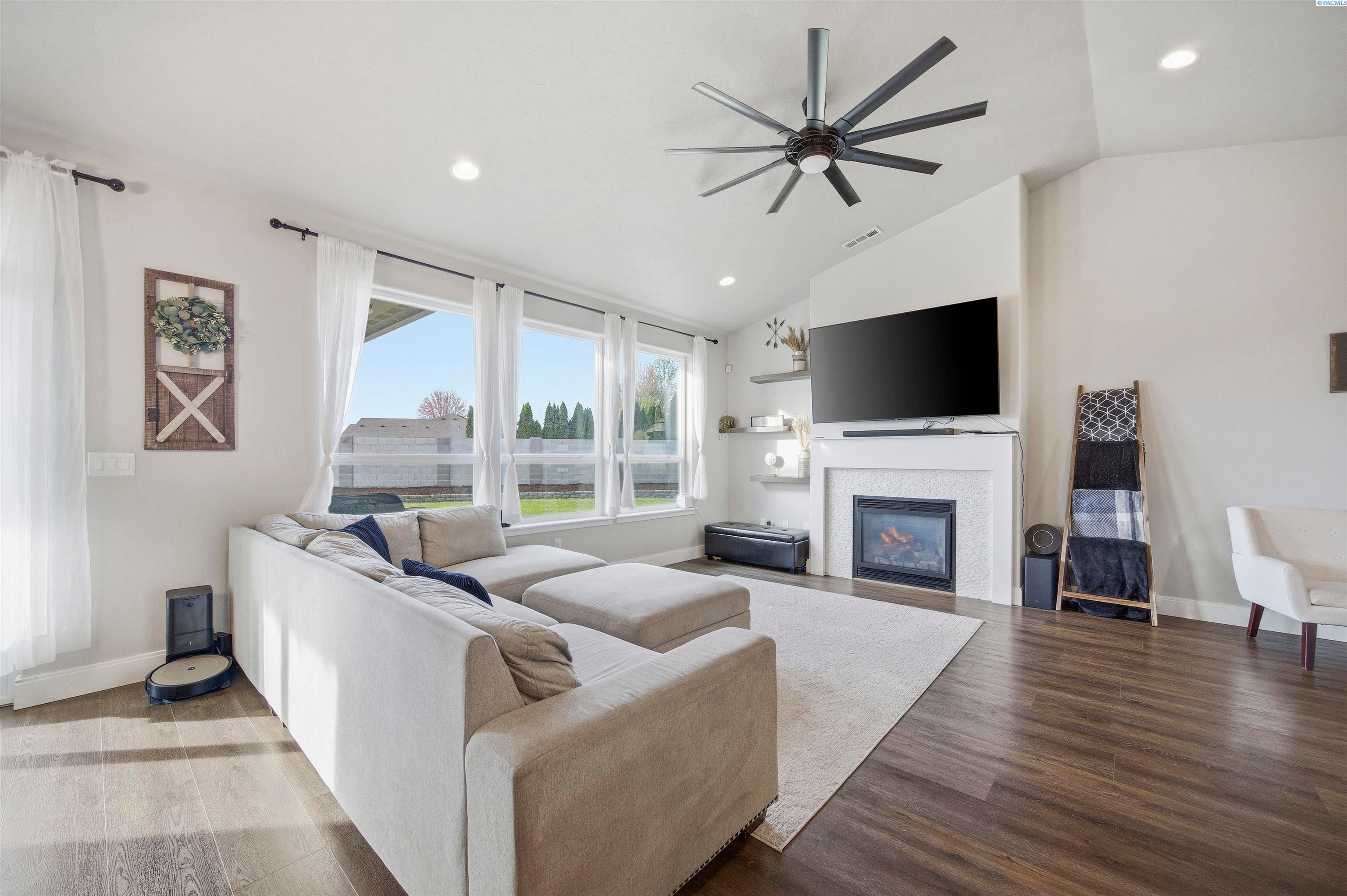 Pasco, Washington, 99301, United States, 4 Bedrooms Bedrooms, ,2 BathroomsBathrooms,Residential,For Sale,2036931