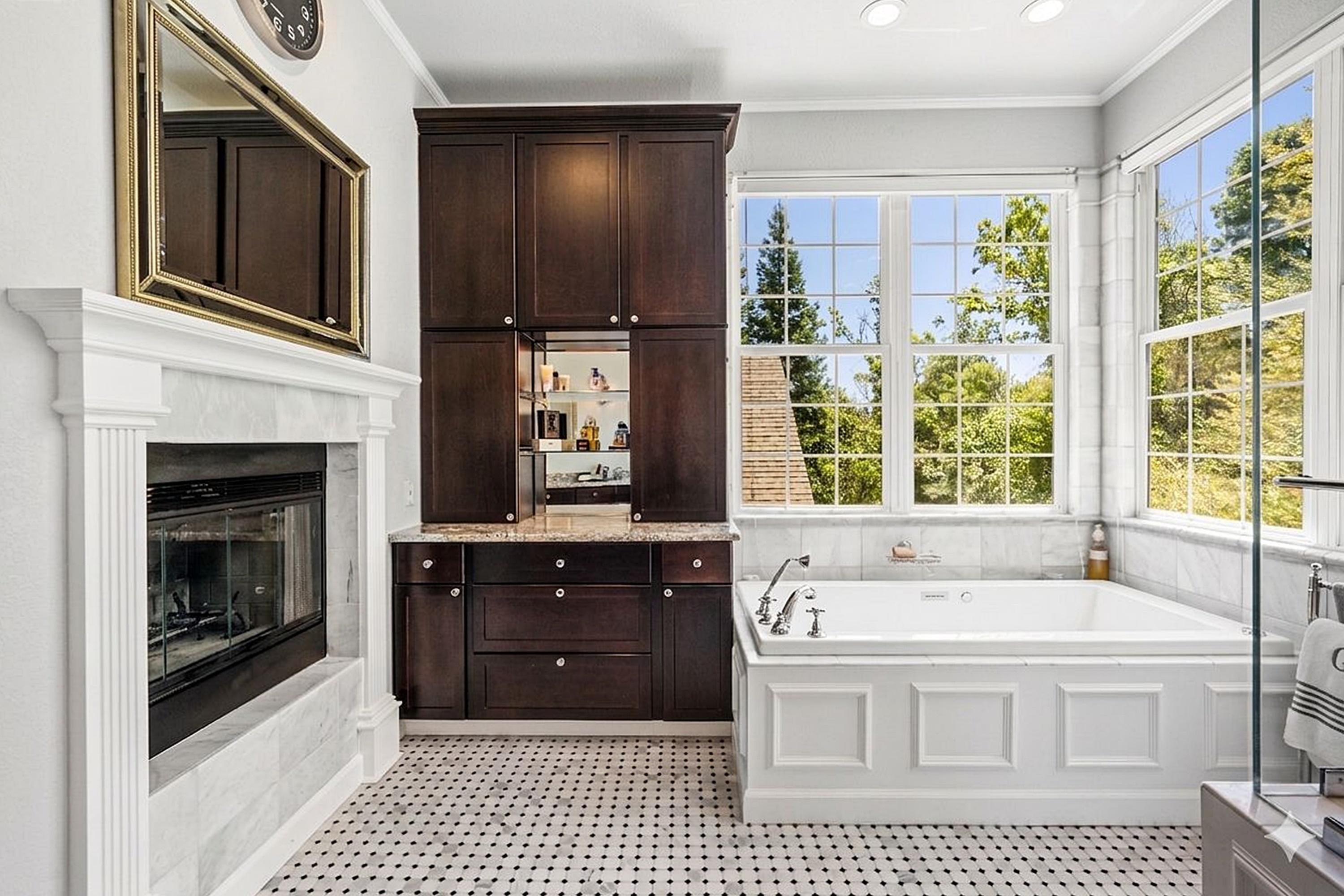  Grand Georgia Colonial Estate with Luxurious Designer Finishes - 物件實景