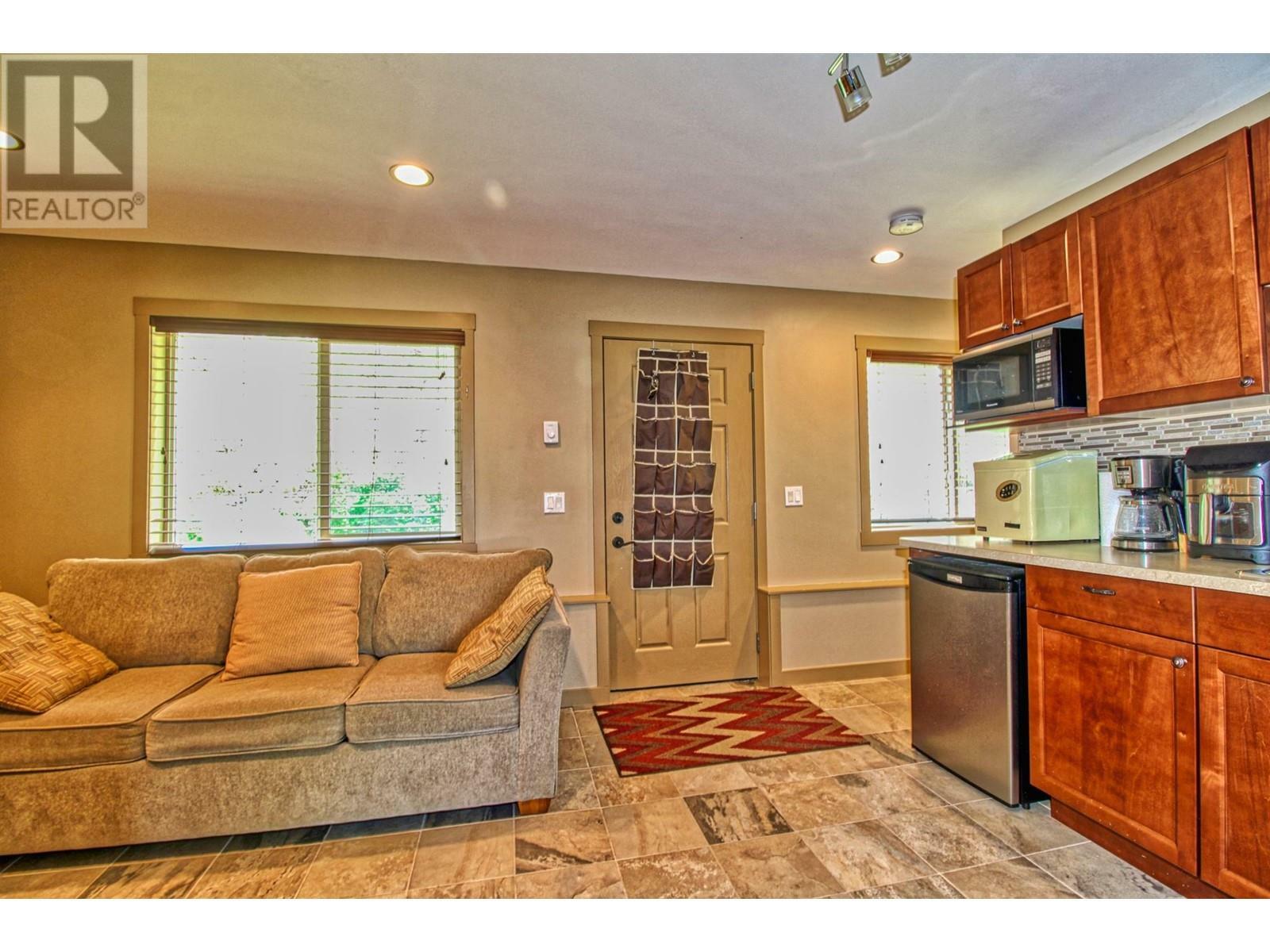 KELOWNA, British Columbia, V1Z 3R8, CA, 3 Bedrooms Bedrooms, ,3 BathroomsBathrooms,Residential,For Sale,1839050