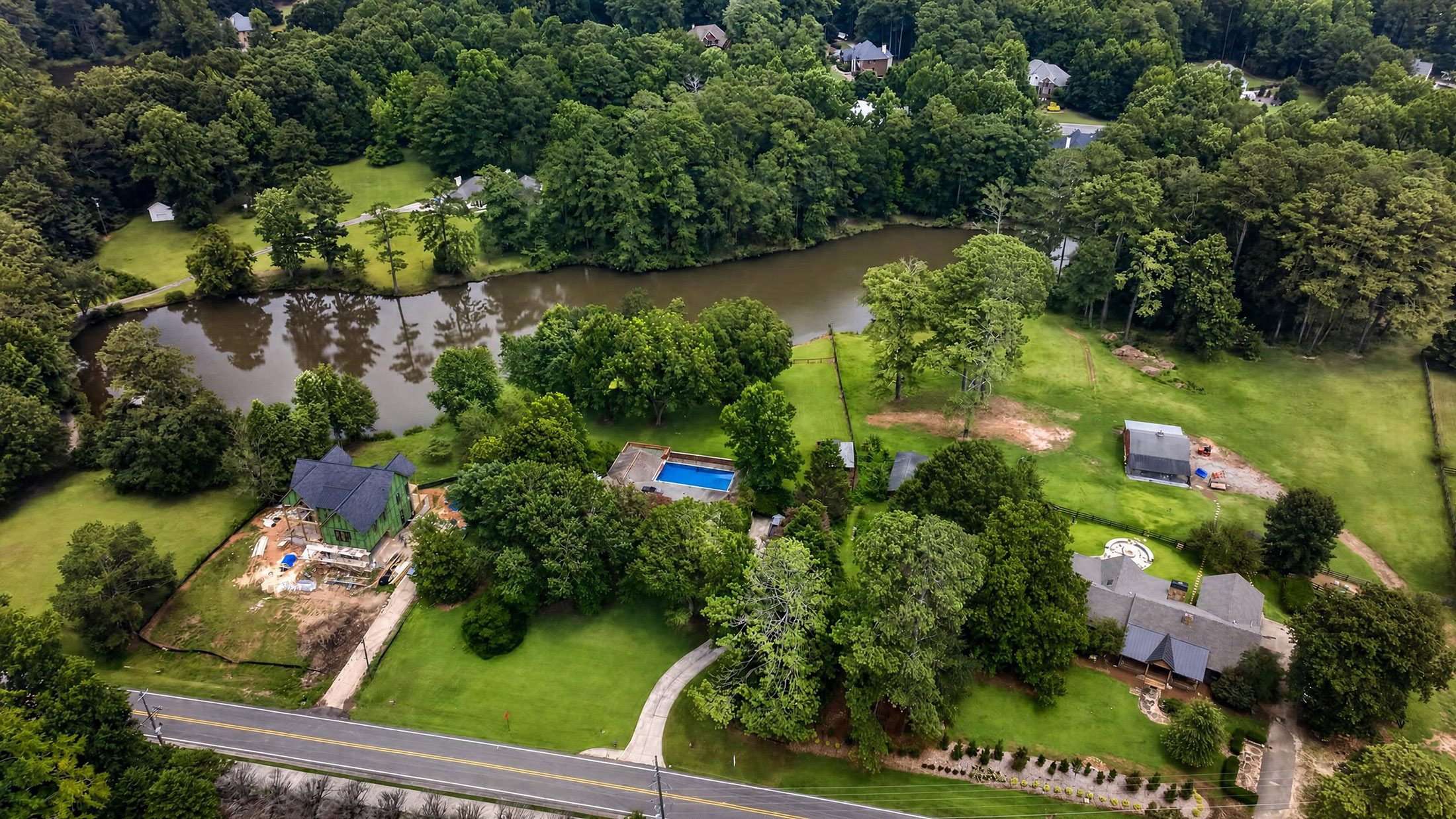  Nestled on Nearly Two Private Acres Overlooking a Picturesque Pond - 物件實景