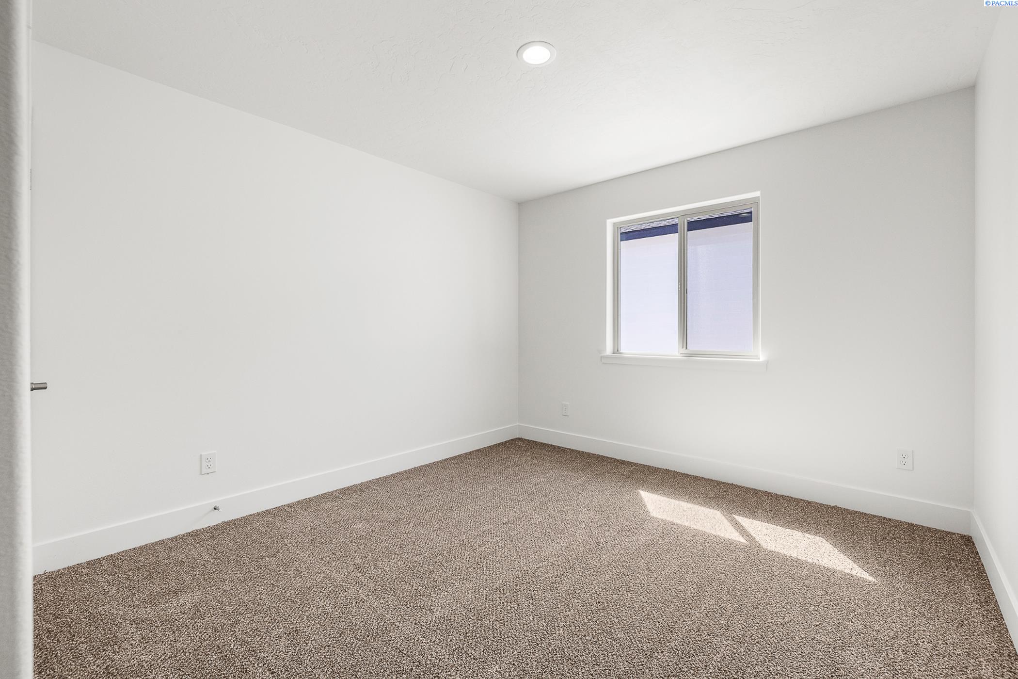 Kennewick, Washington, 99337, United States, 6 Bedrooms Bedrooms, ,Residential,For Sale,1941578