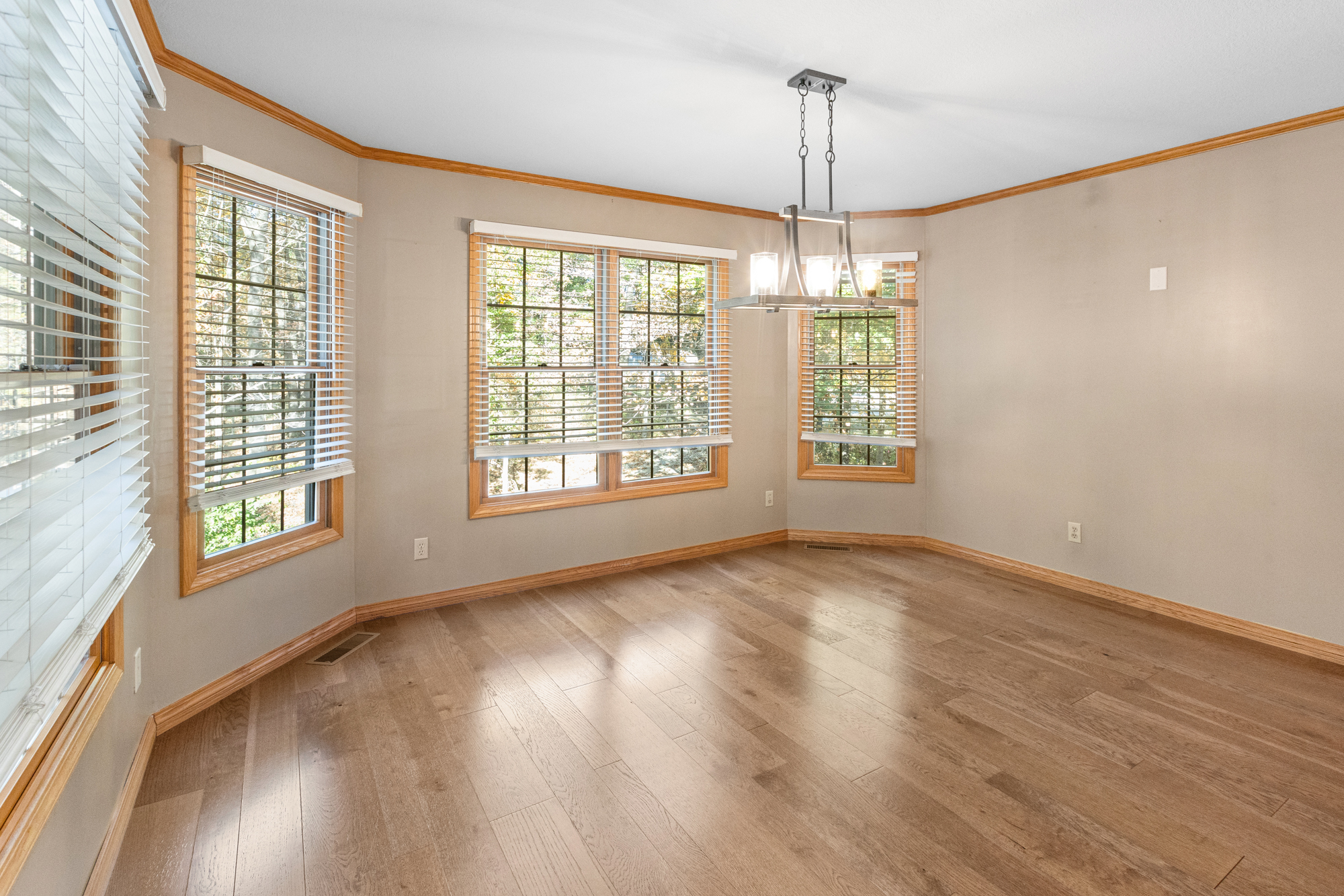 Effingham, Illinois, 62401, United States, 3 Bedrooms Bedrooms, ,3 BathroomsBathrooms,Residential,For Sale,1976361