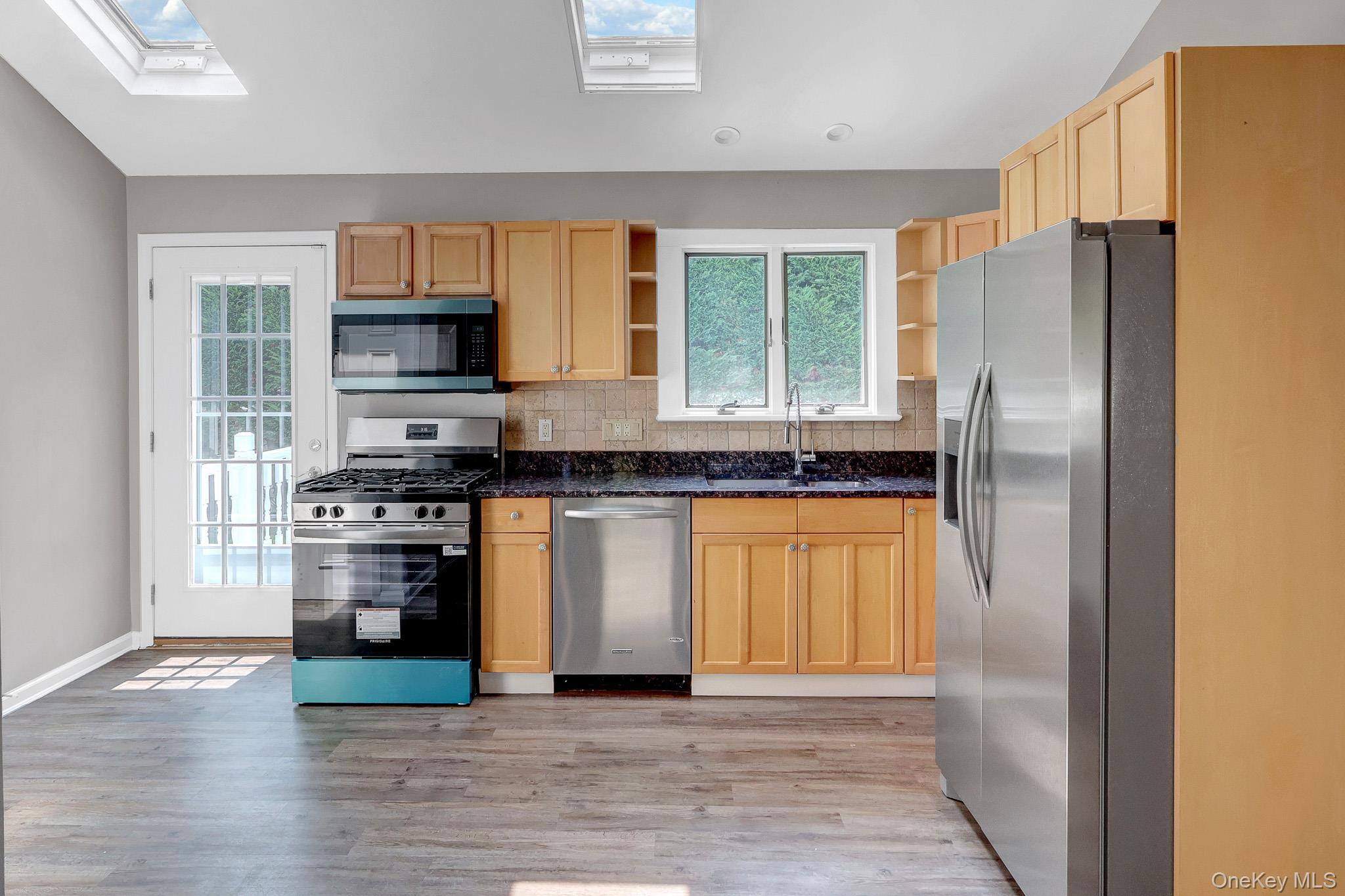  466 W 4th Street, West Islip, NY, 11795 - 物件實景