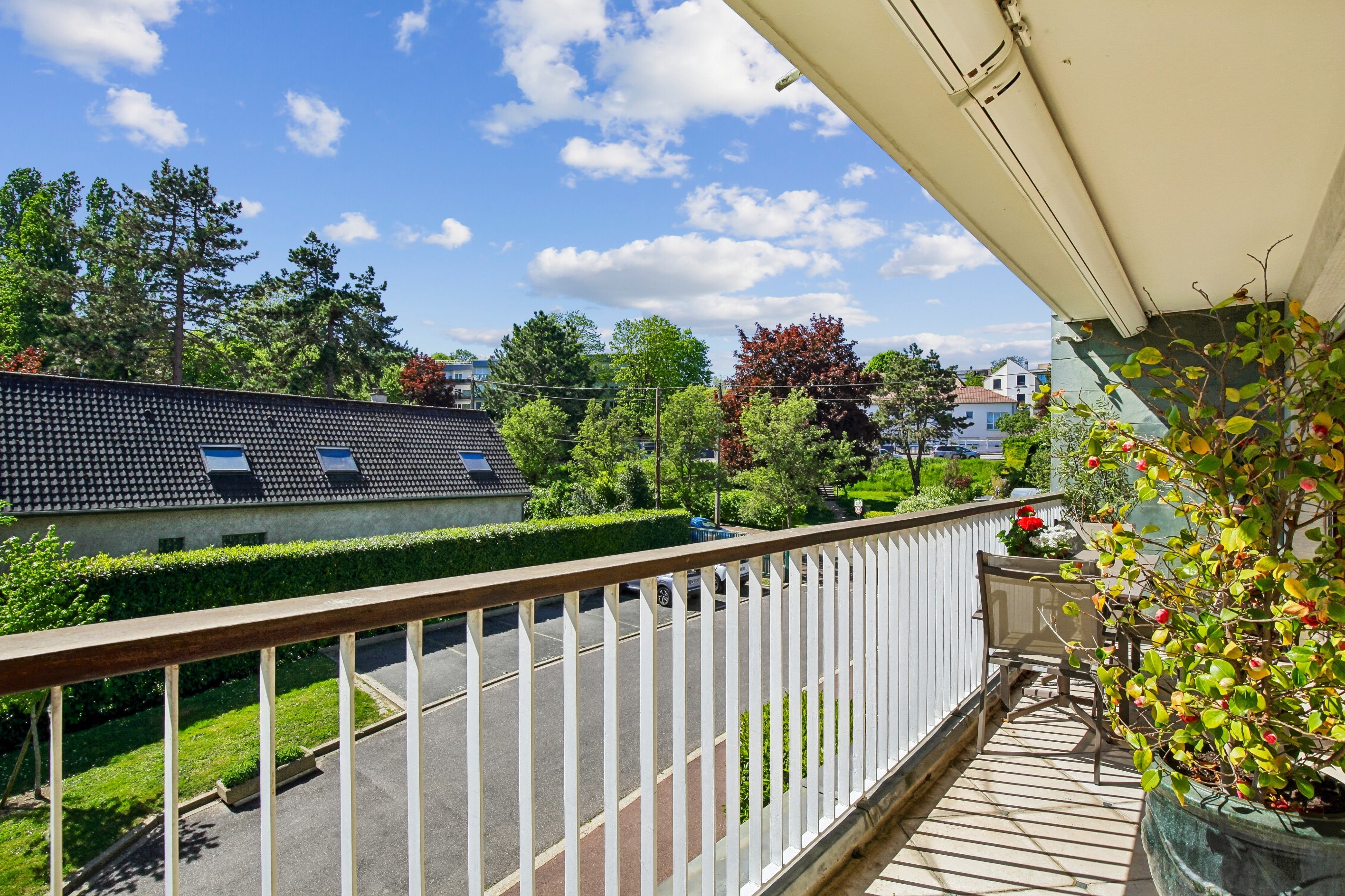 Sun-Filled Apartment with Terrace, Balcony and Open Green Views - 物件實景
