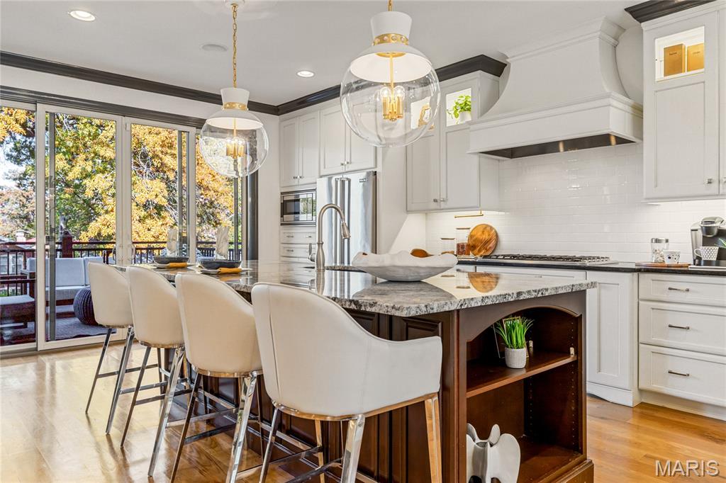 University City, Missouri, 63105, United States, 4 Bedrooms Bedrooms, ,5 BathroomsBathrooms,Residential,For Sale,1989585