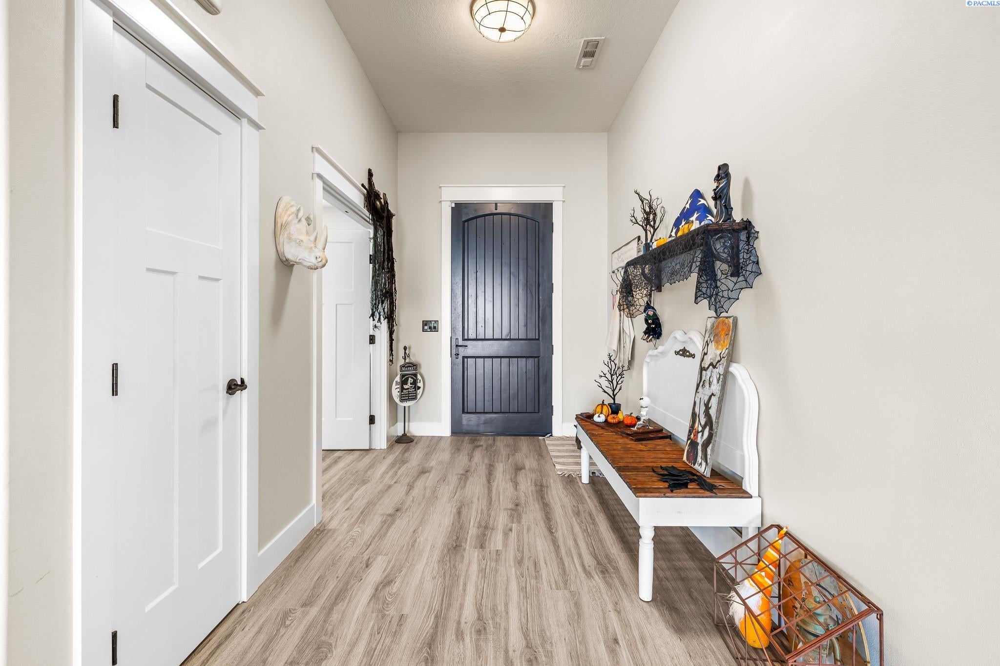 Pasco, Washington, 99301, United States, 5 Bedrooms Bedrooms, ,3 BathroomsBathrooms,Residential,For Sale,1997788