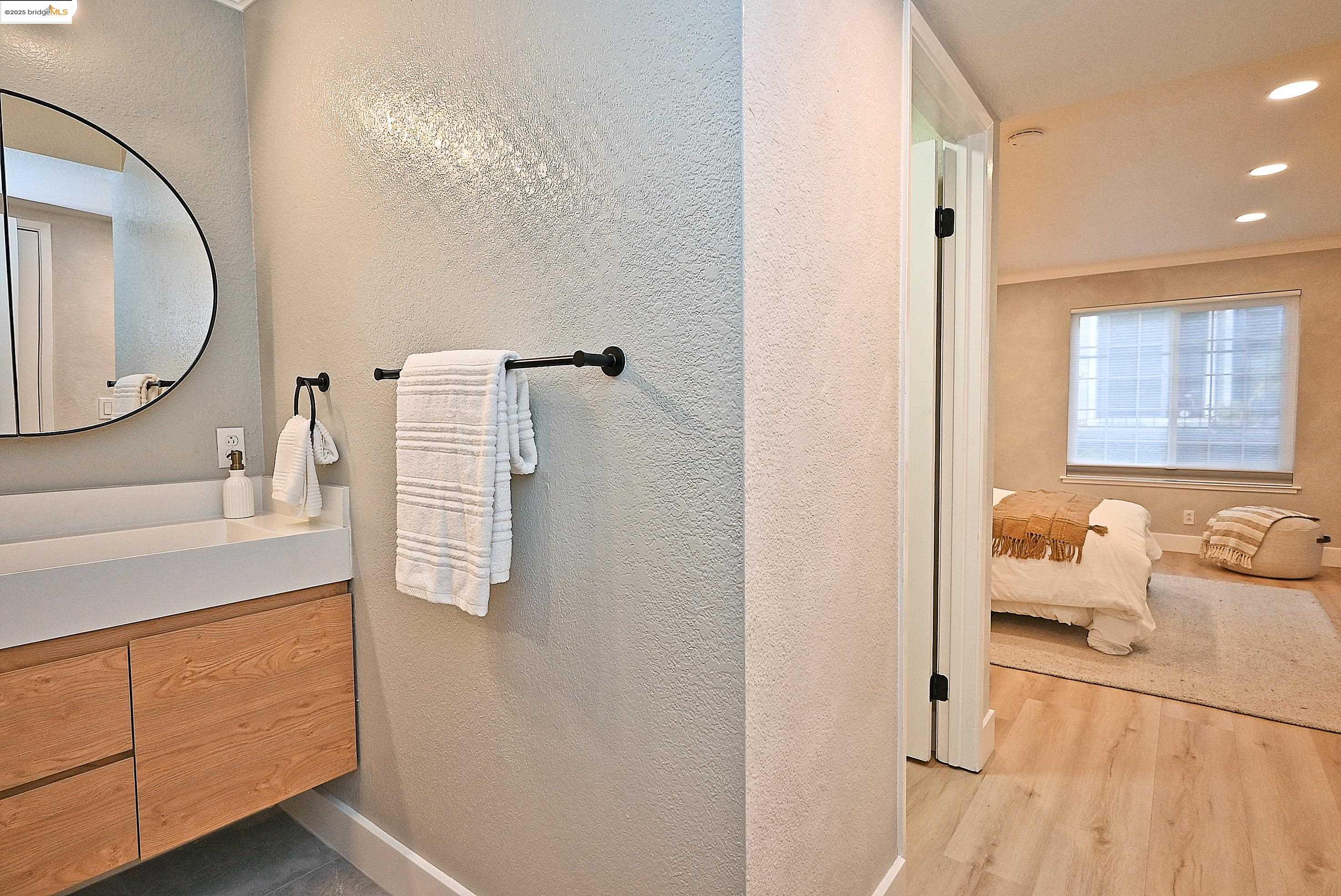 Oakland, California, 94605, United States, 2 Bedrooms Bedrooms, ,2 BathroomsBathrooms,Residential,For Sale,2000810