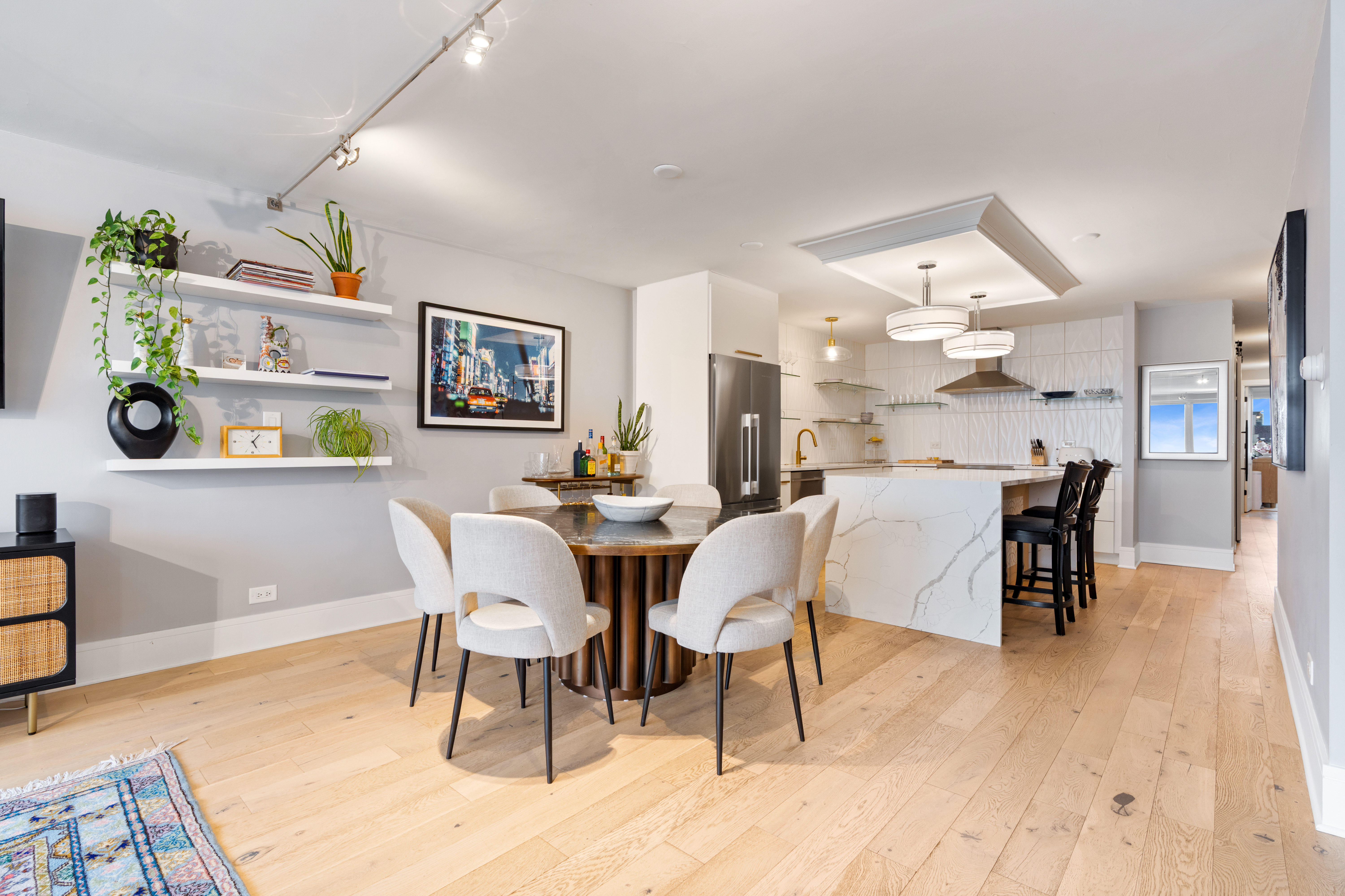  Enjoy Turnkey Lakefront Living in a Well-Established Gold Coast Building - 物件實景