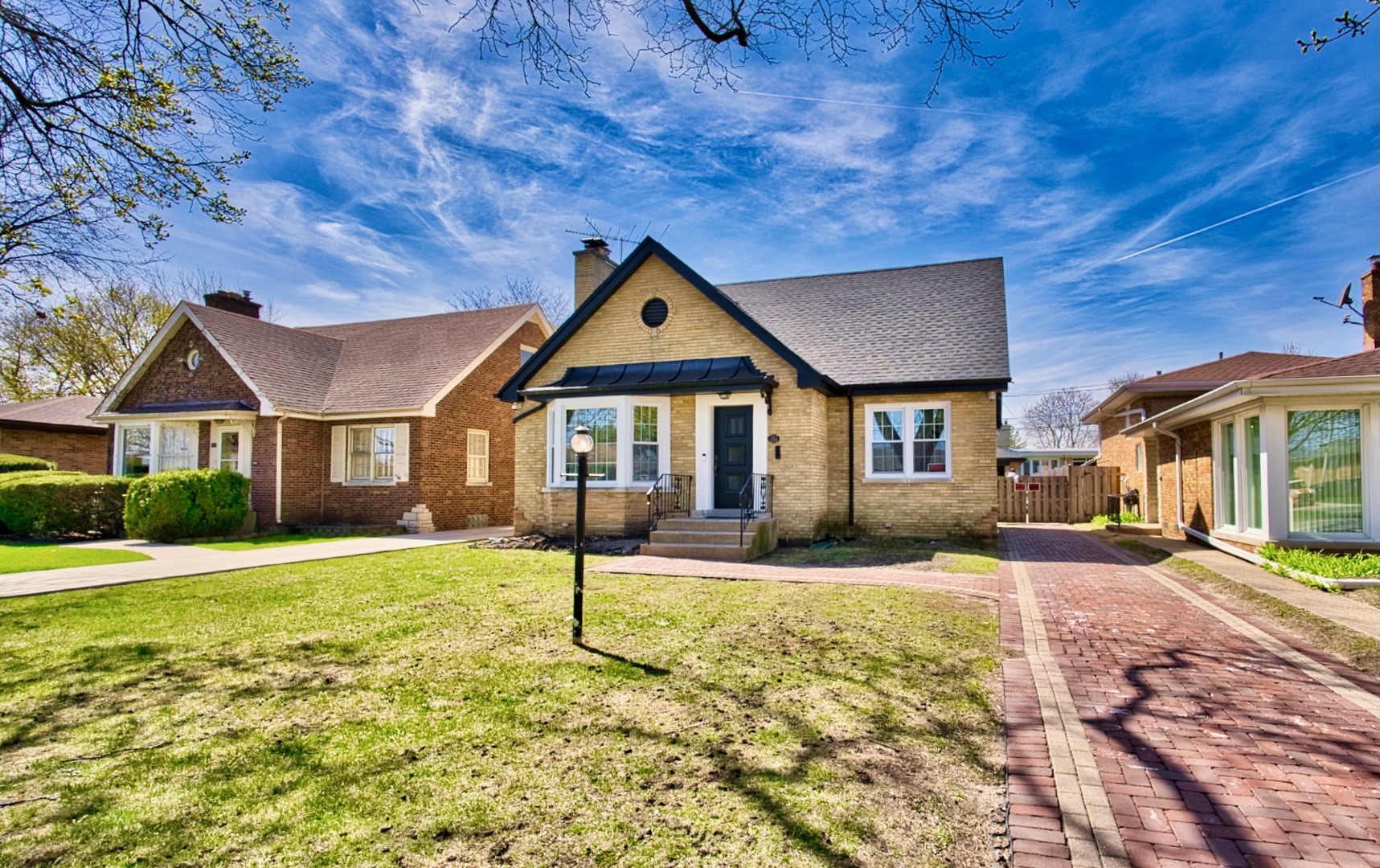 Lincolnwood, Illinois, 60712, United States, 3 Bedrooms Bedrooms, ,2 BathroomsBathrooms,Residential,For Sale,1863685
