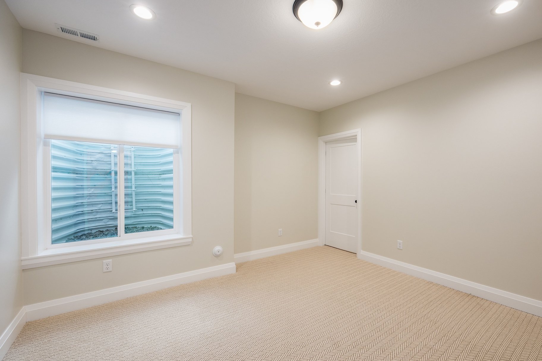  Impeccably Maintained Home with Mountain Views & Four-Car Garage - 物件實景
