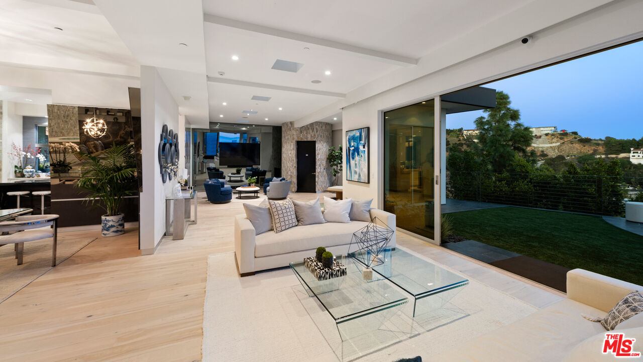 Los Angeles, California, 90069, United States, 4 Bedrooms Bedrooms, ,4 BathroomsBathrooms,Residential,For Sale,1766508