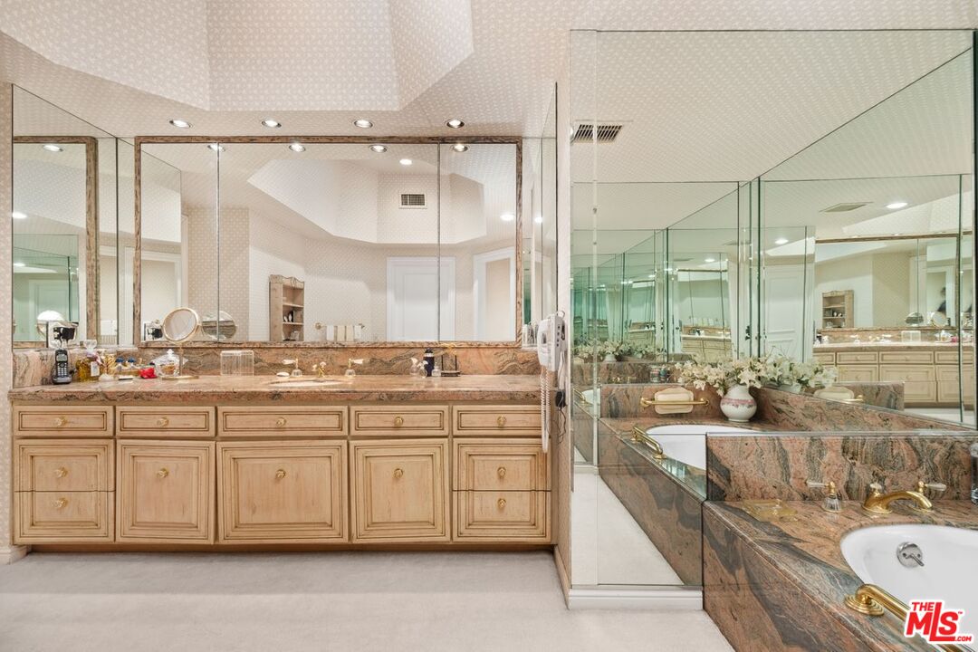 Los Angeles, California, 90067, United States, 3 Bedrooms Bedrooms, ,5 BathroomsBathrooms,Residential,For Sale,1924921