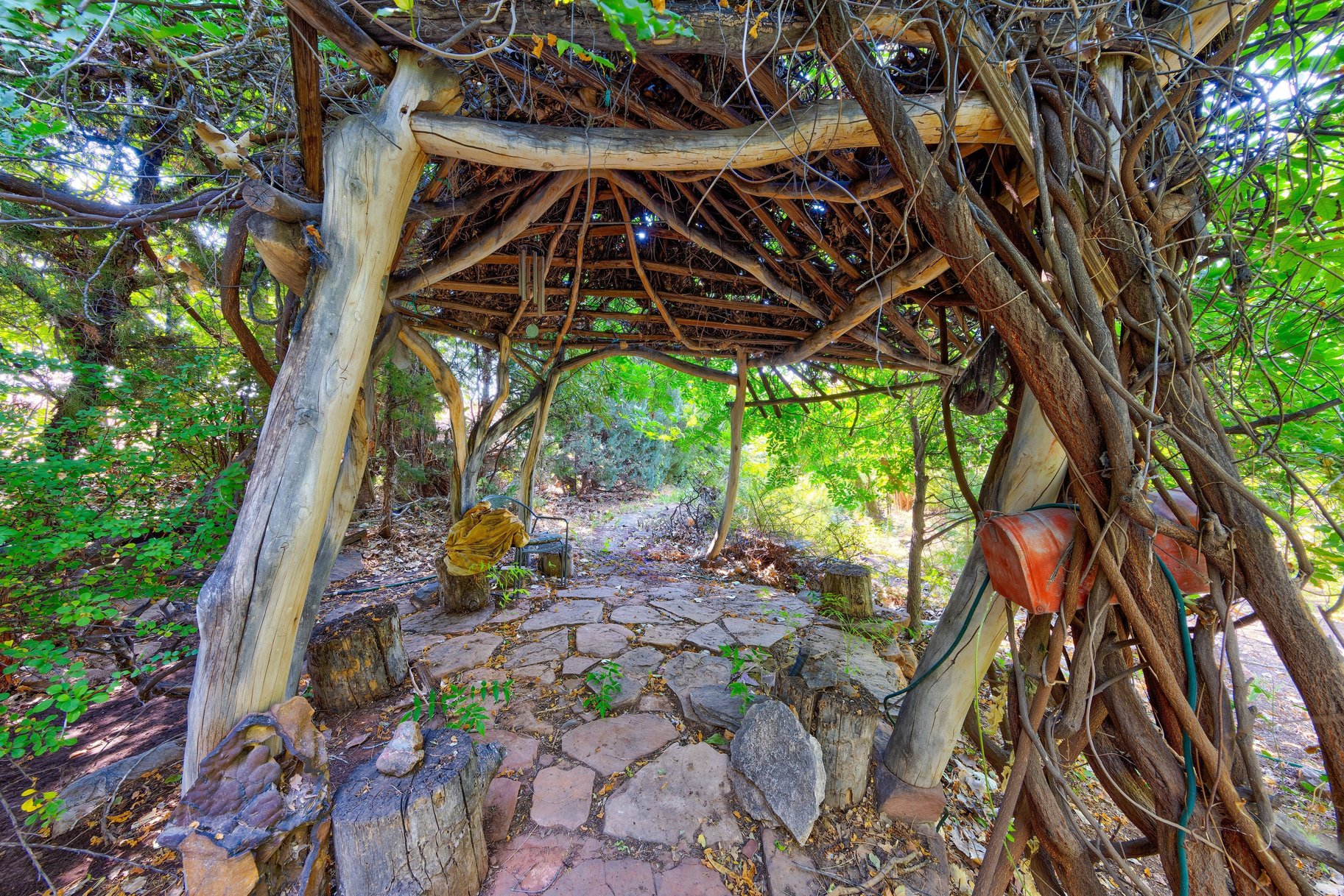  Great Location, Private Backyard & Plenty of Potential - 物件實景