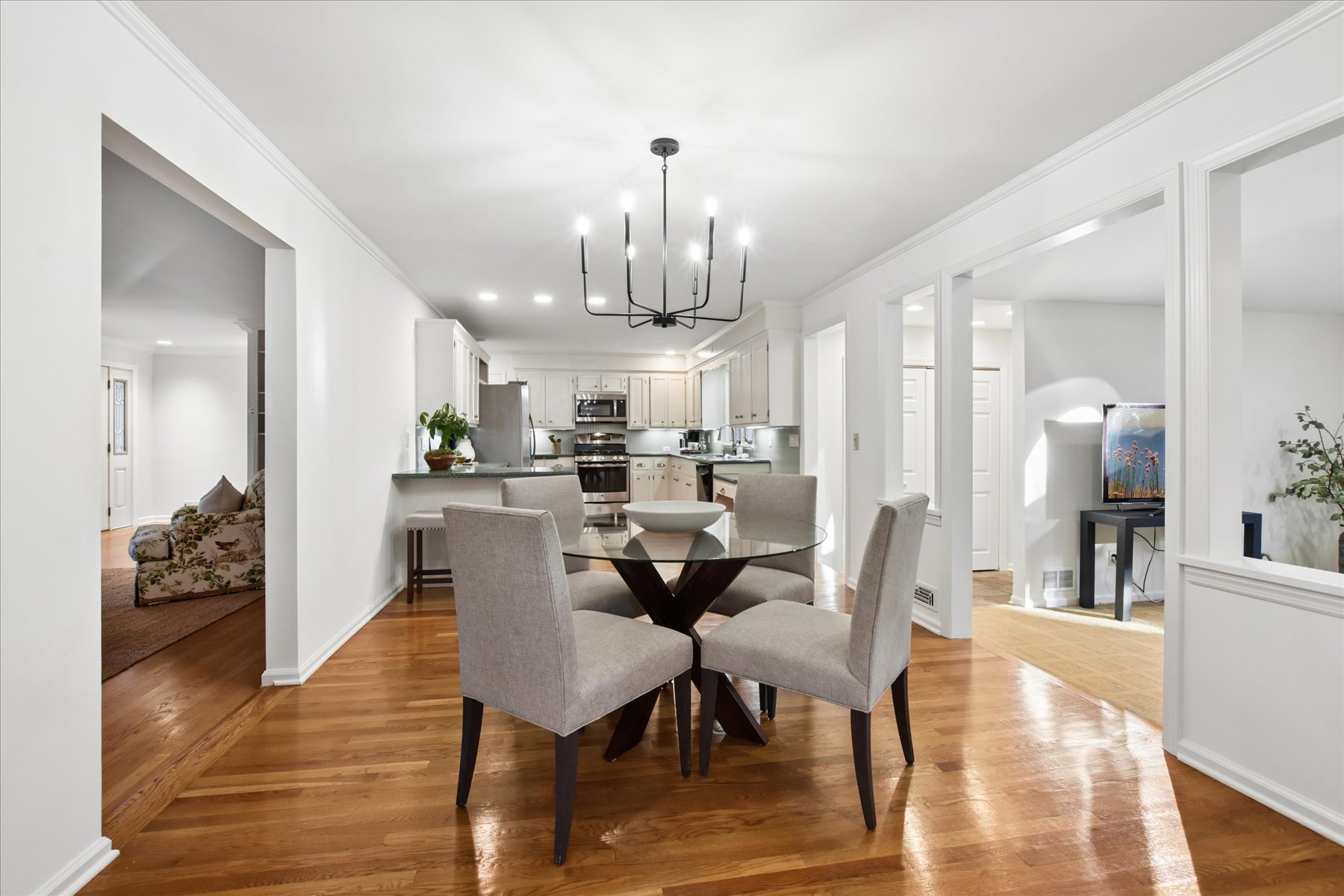  Split Level Home Offers Generous Living Spaces and Inviting Outdoor Areas - 物件實景