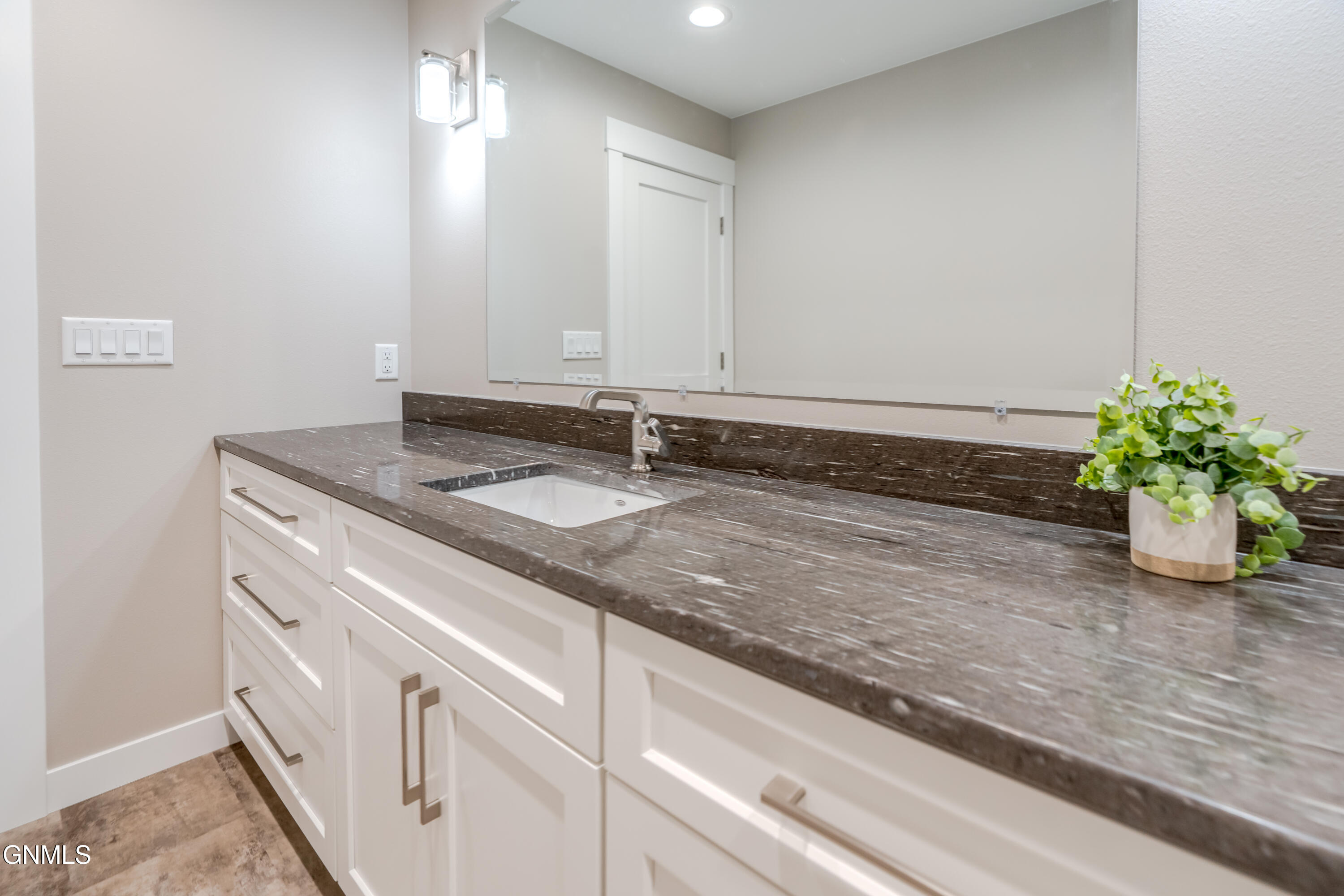 Bismarck, North Dakota, 58504, United States, 3 Bedrooms Bedrooms, ,3 BathroomsBathrooms,Residential,For Sale,2032650