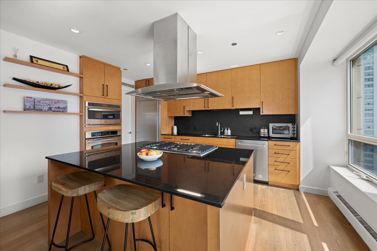 Chicago, Illinois, 60611, United States, 2 Bedrooms Bedrooms, ,3 BathroomsBathrooms,Residential,For Sale,1938726