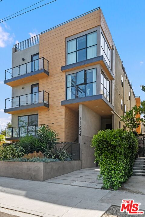 Los Angeles, California, 90025, United States, 9 Bedrooms Bedrooms, ,Residential,For Sale,1940770
