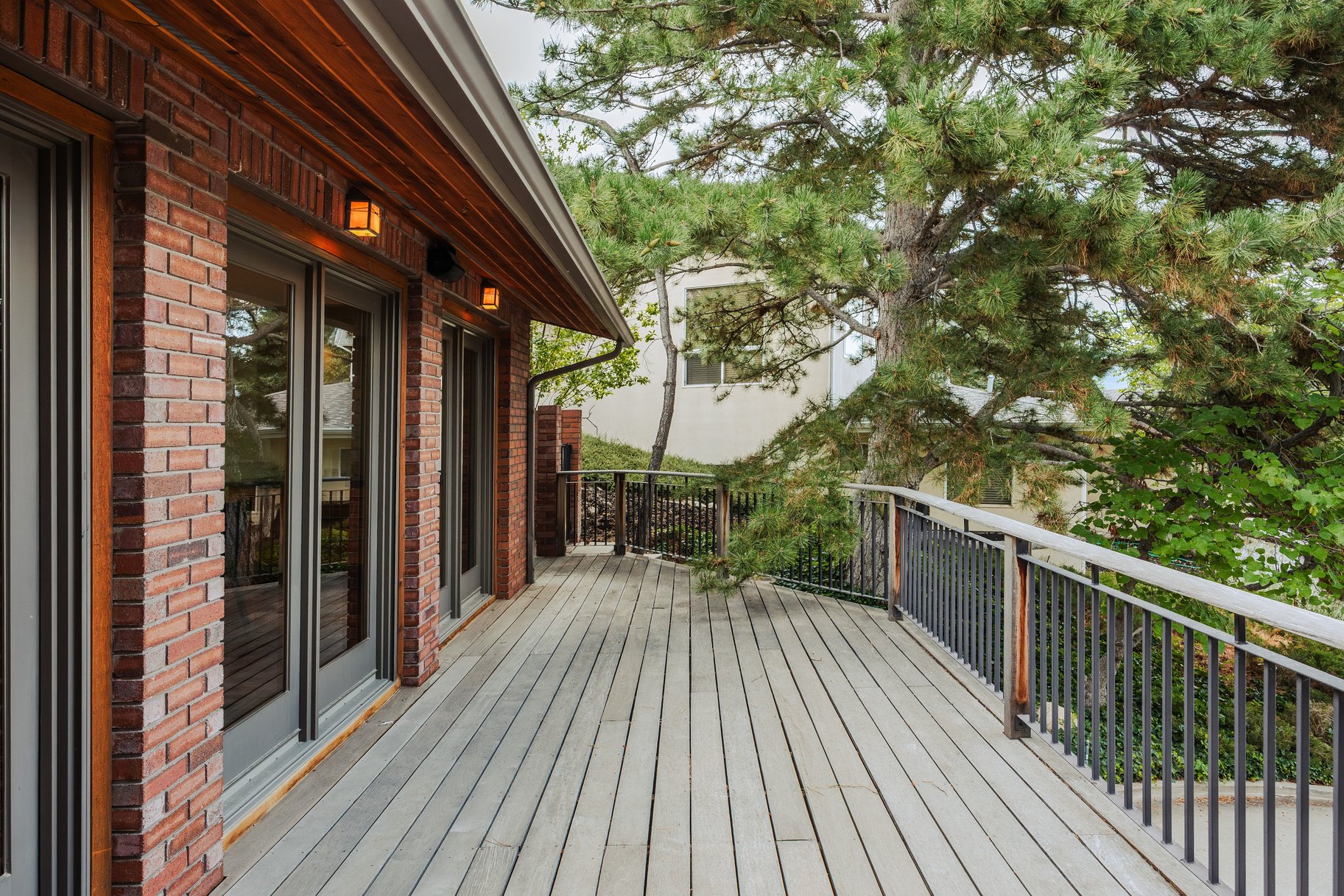  In the Tree Midcentury Modern Backing up to Shoreline Trail - 物件實景